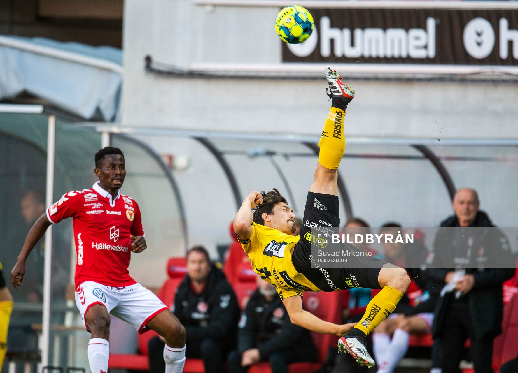 Kalmars Chima Akas och Elfsborgs Stefan Ishizaki under fotbollsmatchen i Allsvenskan mellan Kalmar och Elfsborg den 26 maj 2019 i Kalmar.