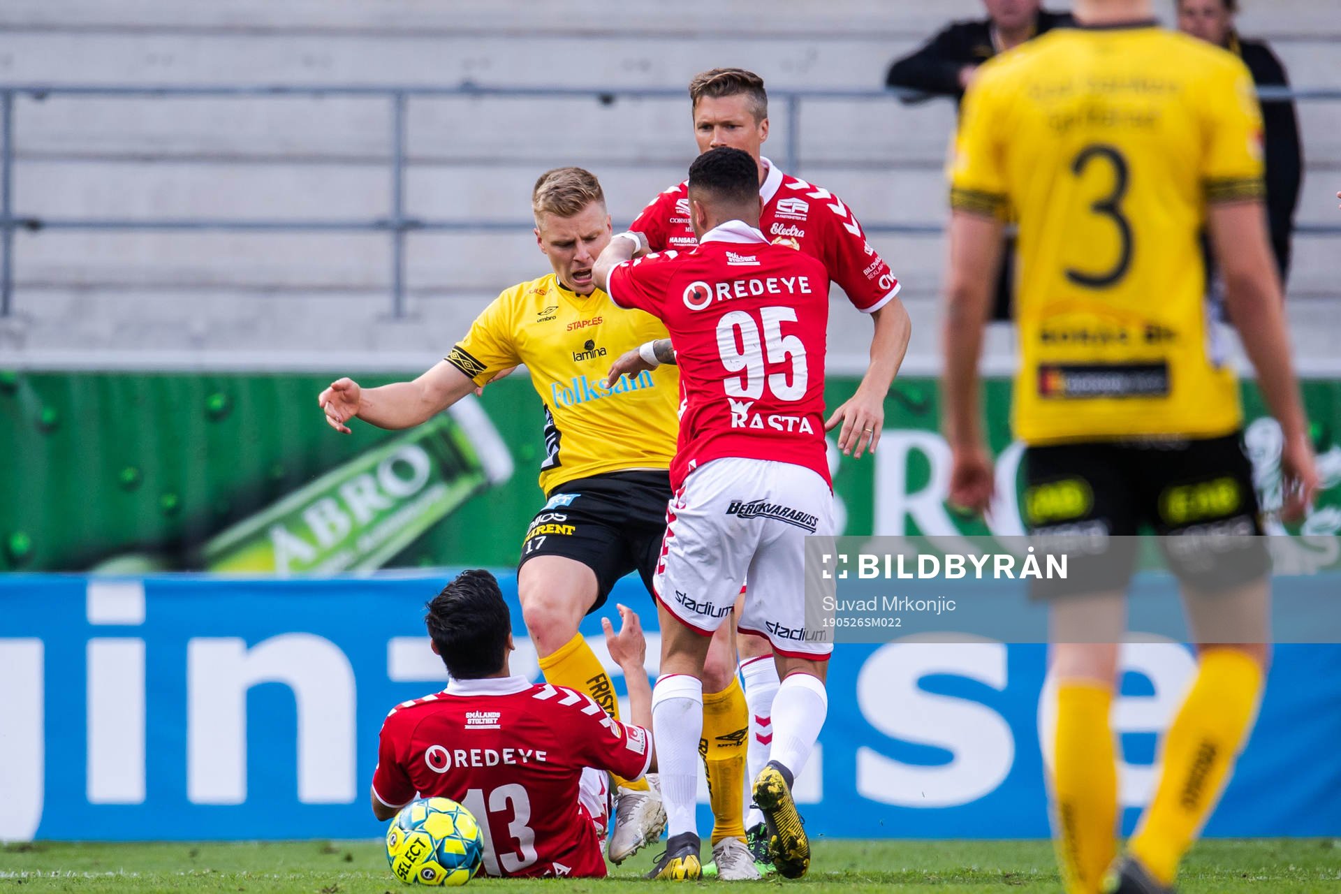 Kalmars Emaxwell Souza de Lima i gruff med Elfsborgs Per