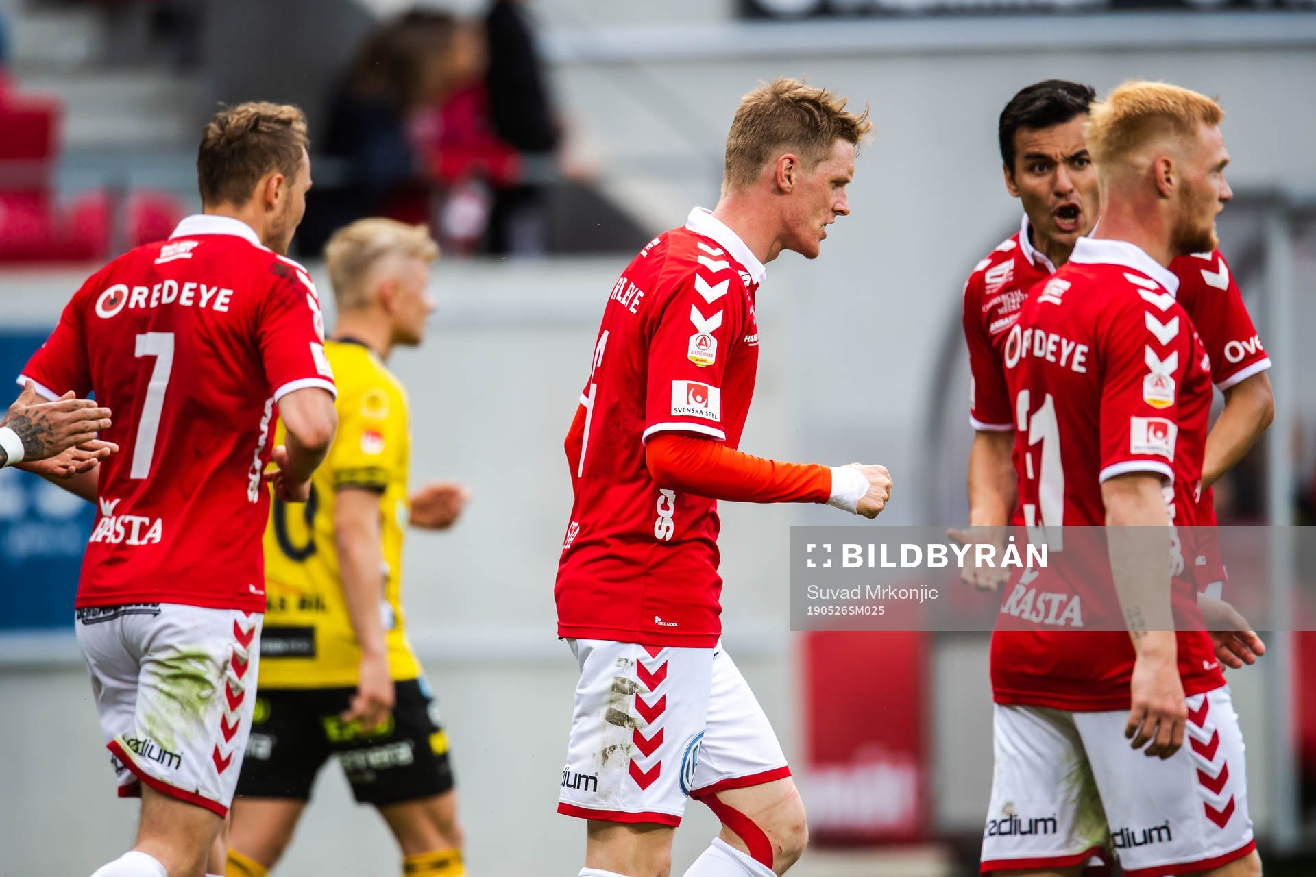Kalmars Rasmus Elm jublar med lagkamrater
