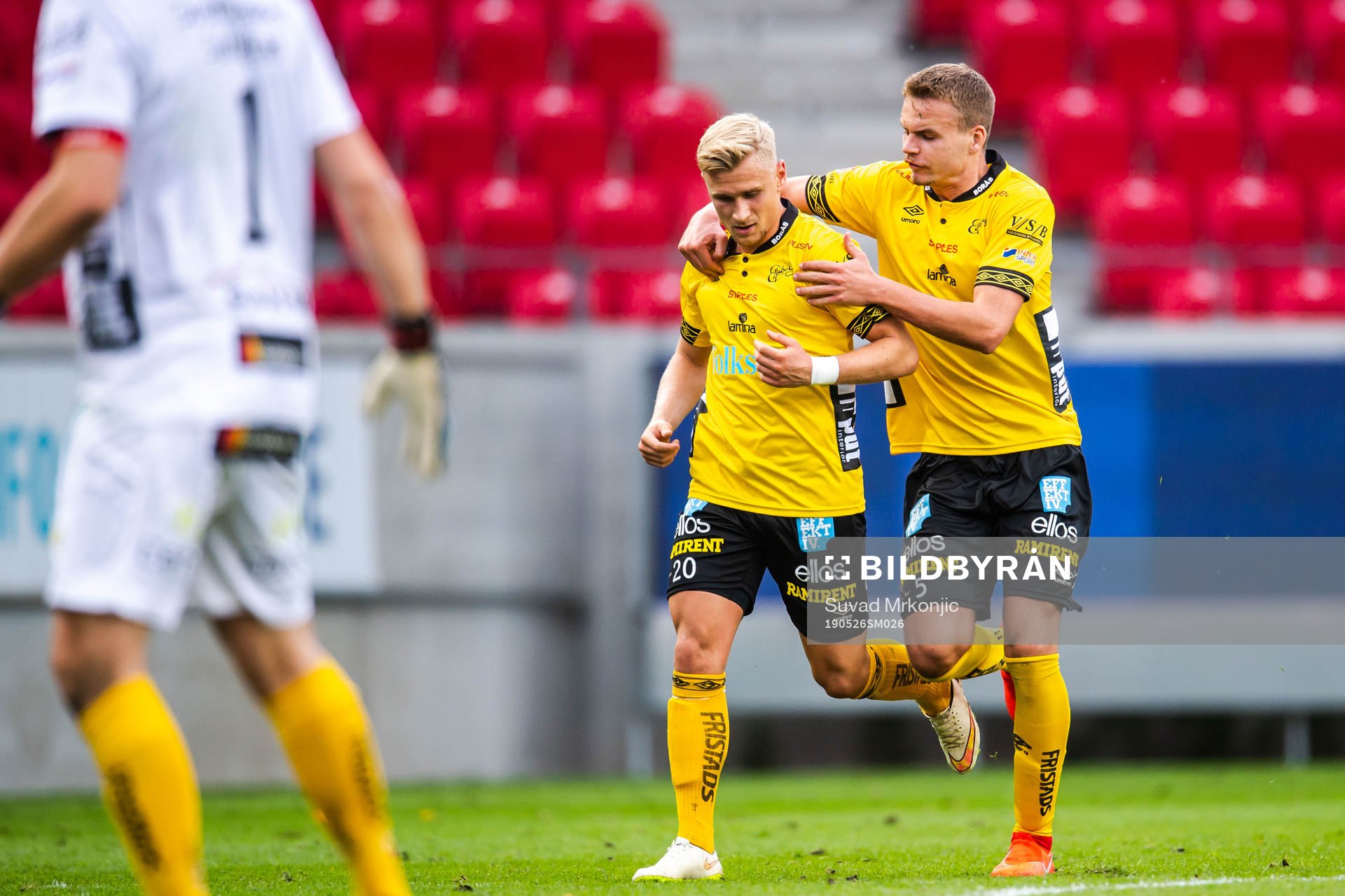 Elfsborgs Simon Strand jublar med Gustav Henriksson efter 1-1 under fotbollsmatchen i Allsvenskan mellan Kalmar och Elfsborg den 26 maj 2019 i Kalmar.