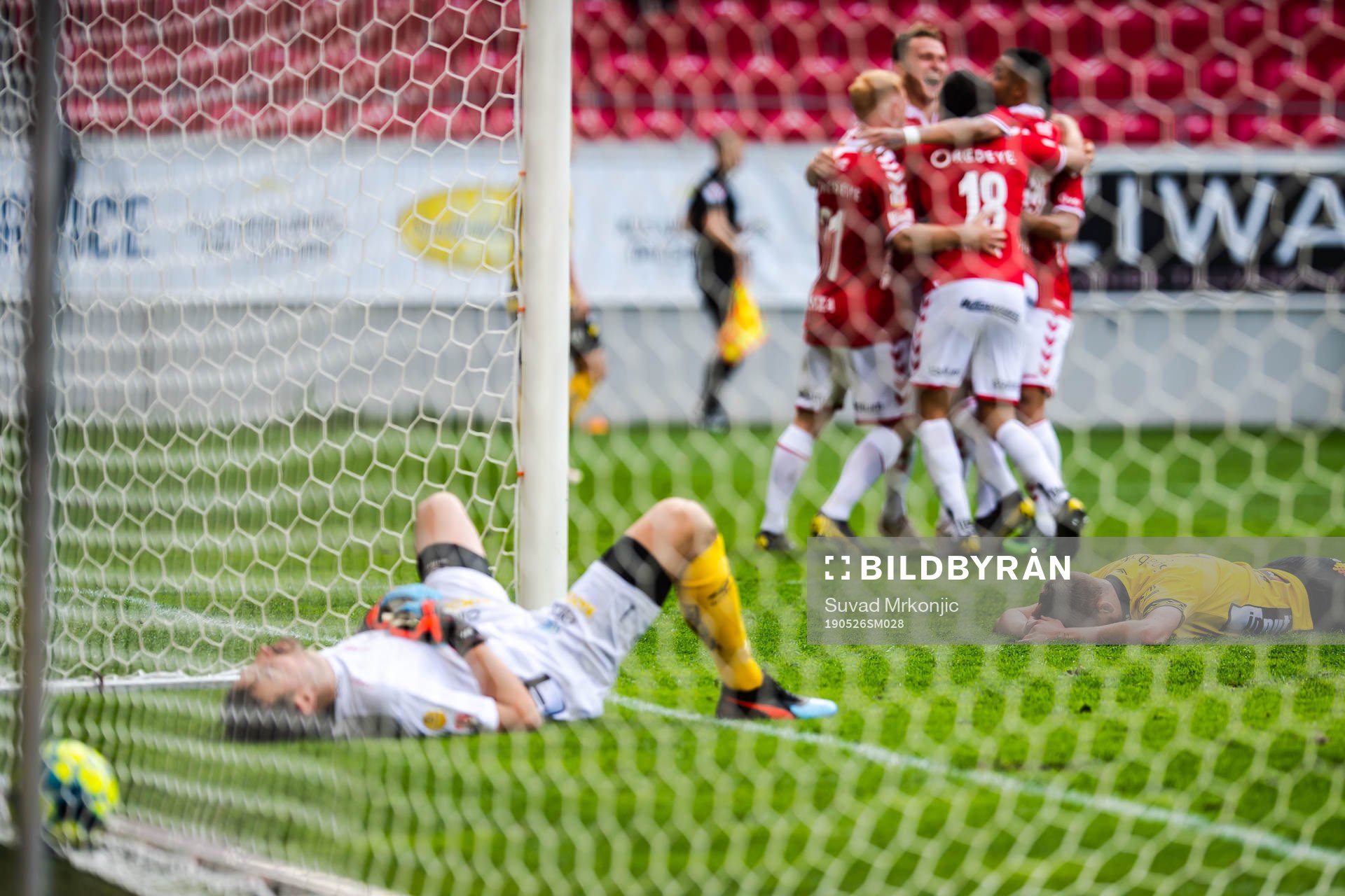 Kalmars spelare jublar medan Elfsborgs Gustav Henriksson