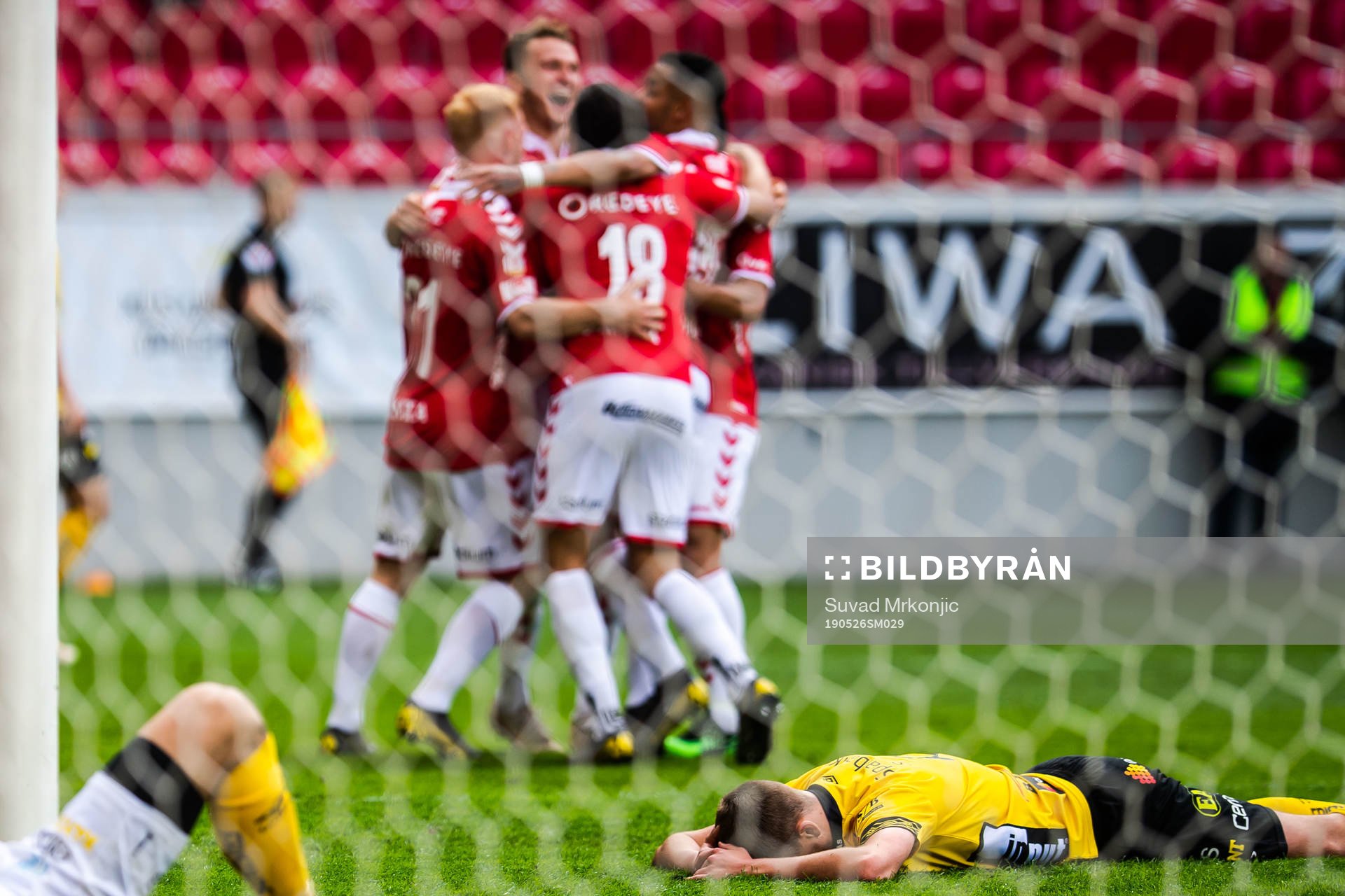 Kalmars spelare jublar medan Elfsborgs Gustav Henriksson