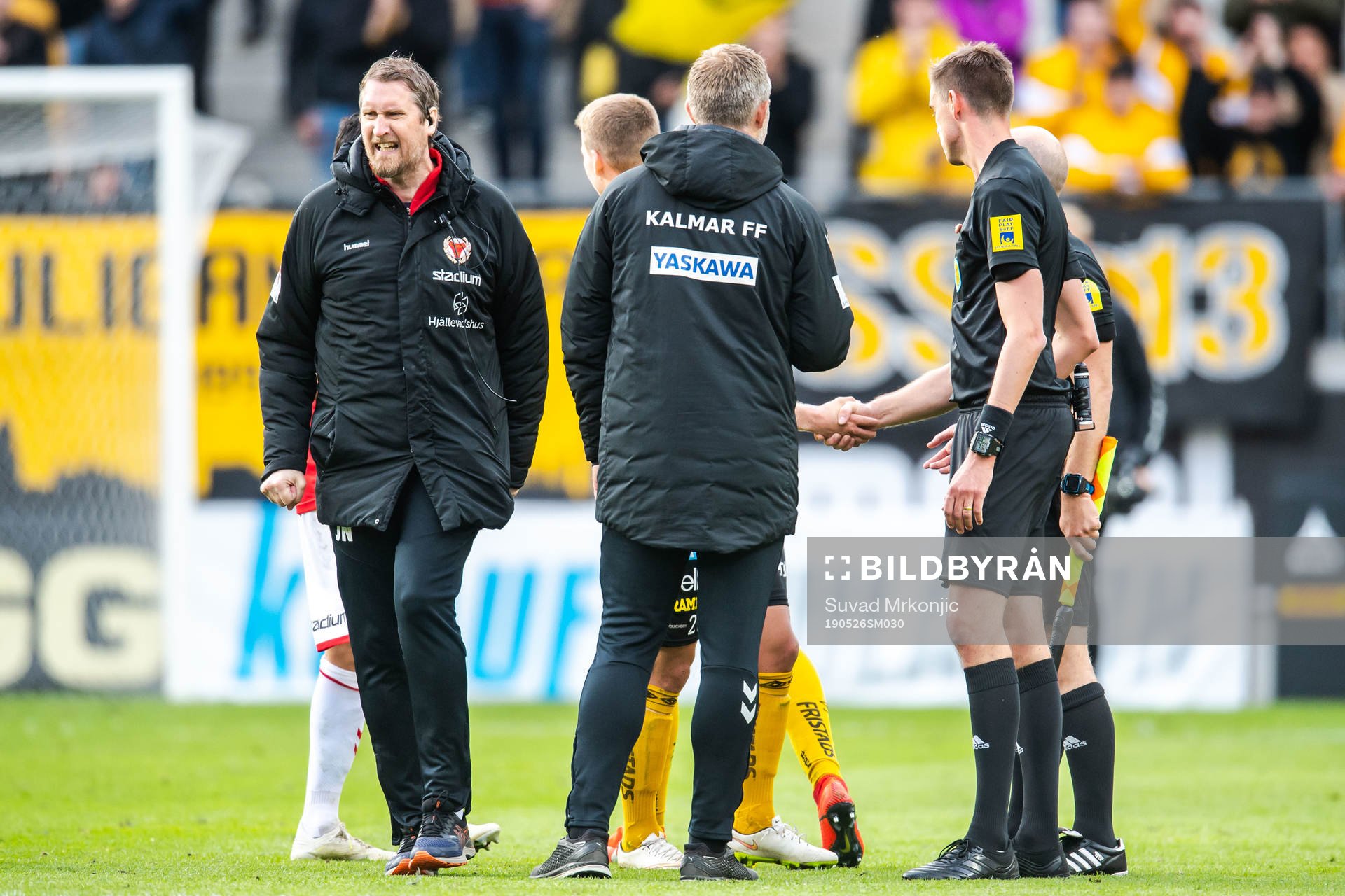 Kalmars assisterande tränare Jesper Norberg i diskussion med domaren efter fotbollsmatchen i Allsvenskan mellan Kalmar och Elfsborg den 26 maj 2019 i Kalmar.
