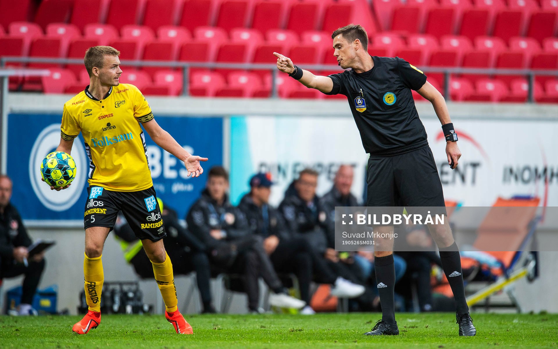 Domaren Magnus Lindgren i diskussion med Elfsborgs Gustav Henriksson under fotbollsmatchen i Allsvenskan mellan Kalmar och Elfsborg den 26 maj 2019 i Kalmar.