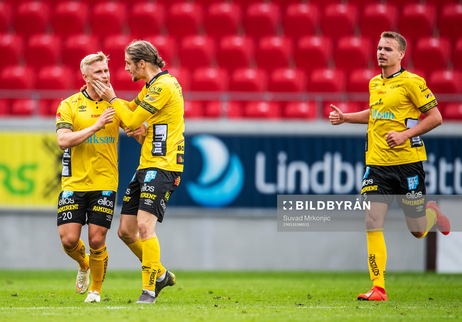 Elfsborgs Simon Strand jublar efter sitt 1-1 mål med Pawel Cibicki och Gustav Henriksson under fotbollsmatchen i Allsvenskan mellan Kalmar och Elfsborg den 26 maj 2019 i Kalmar.