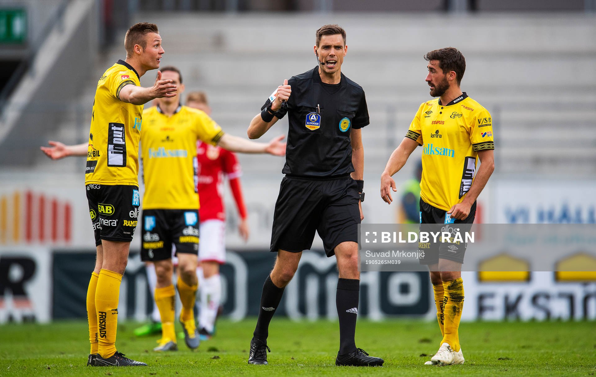 Domaren Magnus Lindgren i diskussion med Elfsborgs Stian Rode Gregersen och Frederik Holst under fotbollsmatchen i Allsvenskan mellan Kalmar och Elfsborg den 26 maj 2019 i Kalmar.