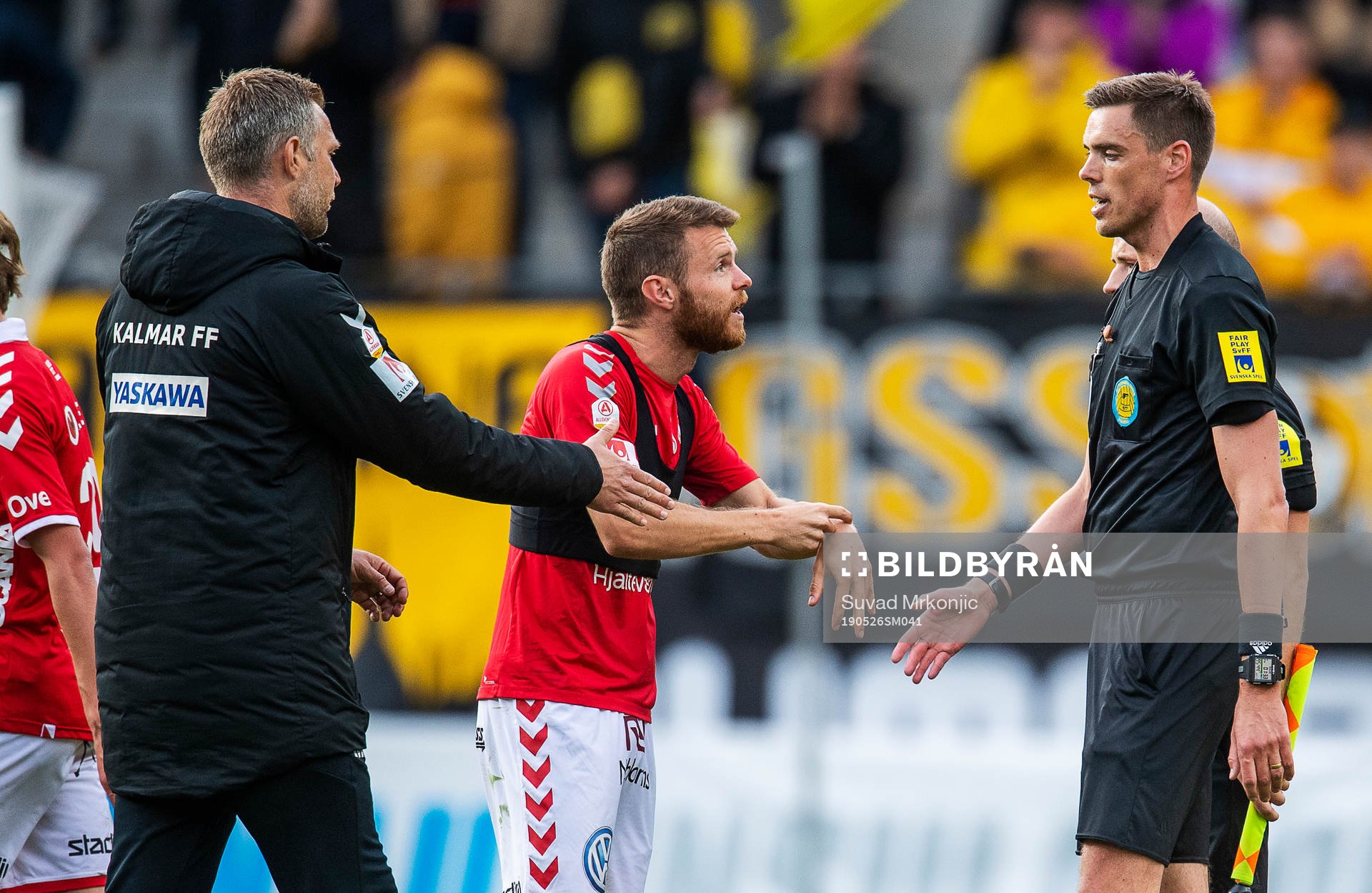 Kalmars tränare Magnus Pehrsson och Måns Söderqvist i diskussion med domaren Magnus Lindgren under fotbollsmatchen i Allsvenskan mellan Kalmar och Elfsborg den 26 maj 2019 i Kalmar.