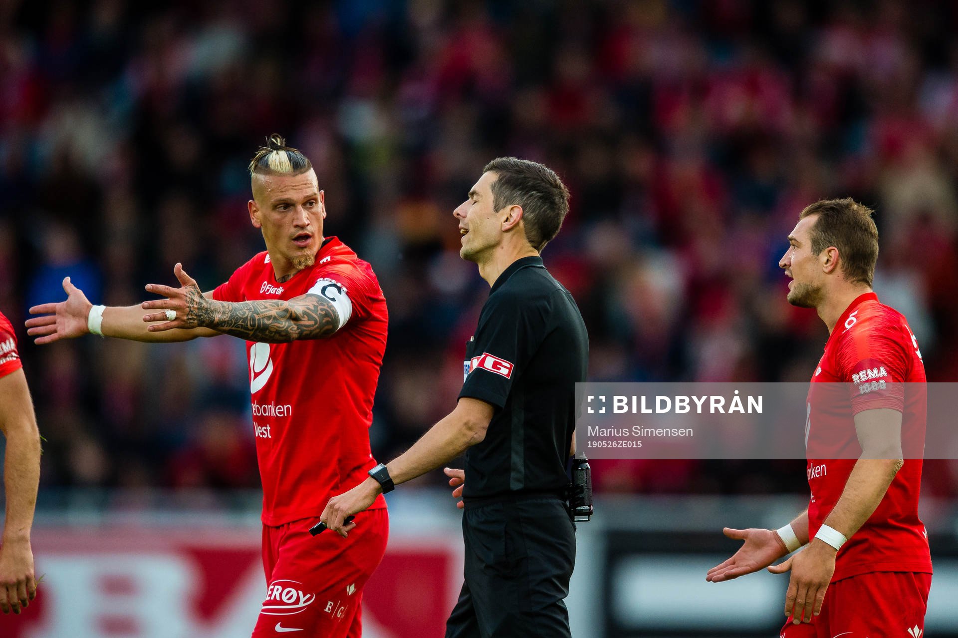 Vito Wormgoor of Brann, Tore Hansen, referee, and Veton