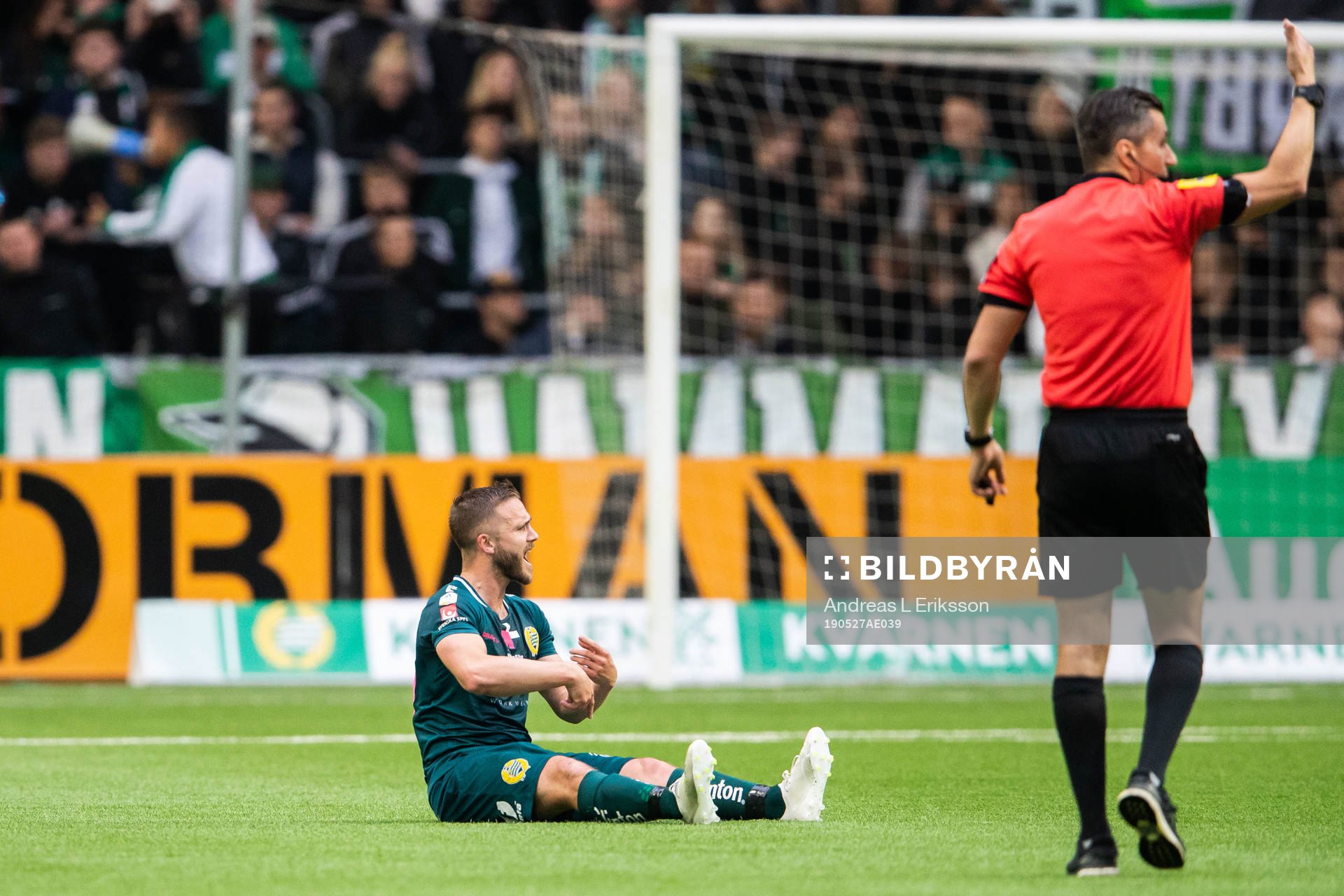 Hammarbys Mats Solheim gestikulerar om att få byta