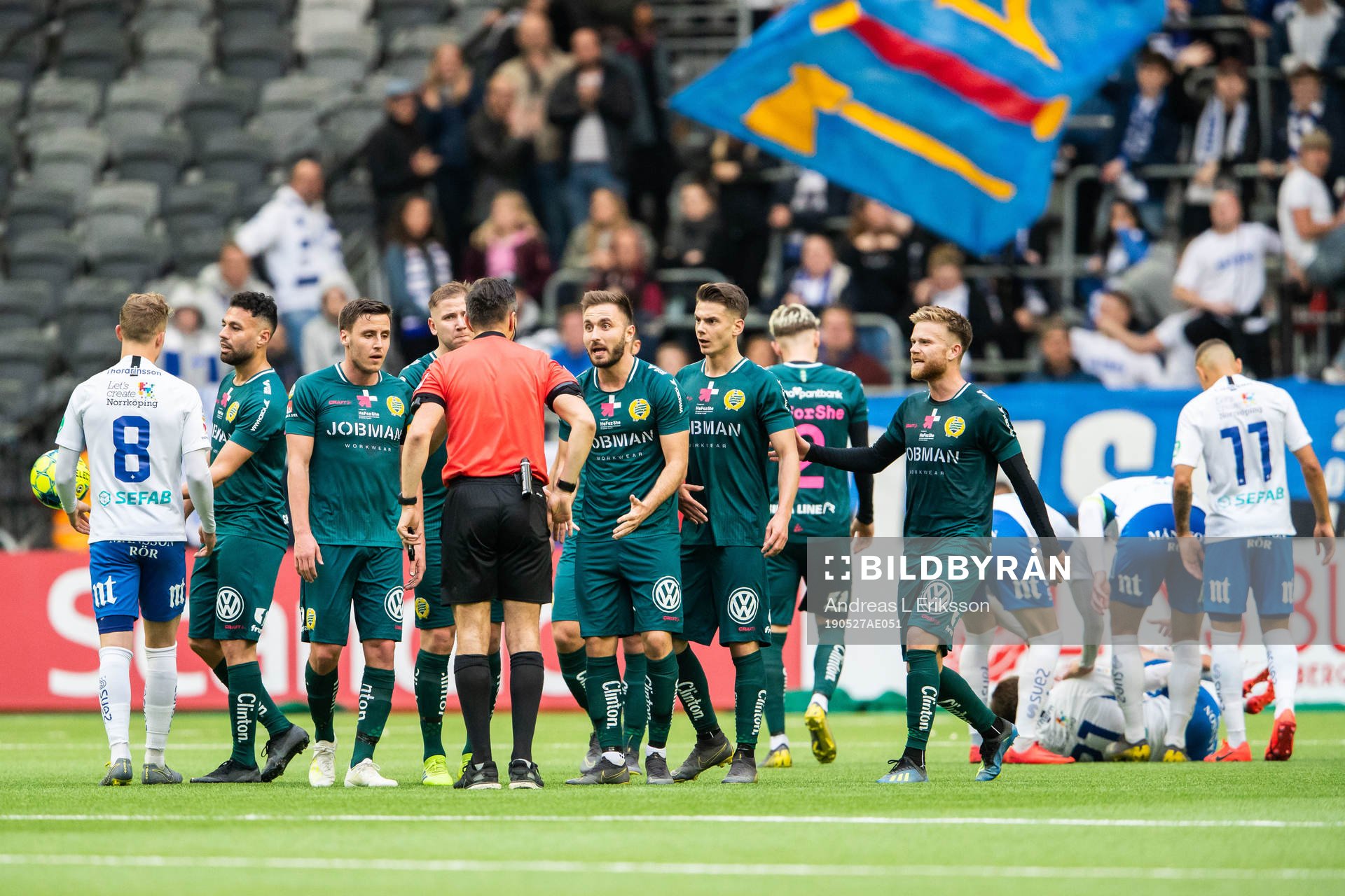 Hammarbys Jeppe Andersen, Muamer Tankovic och Alexander Kacaniklic i diskussion med domaren under fotbollsmatchen i Allsvenskan mellan Hammarby och Norrköping den 27 maj 2019 i Stockholm.