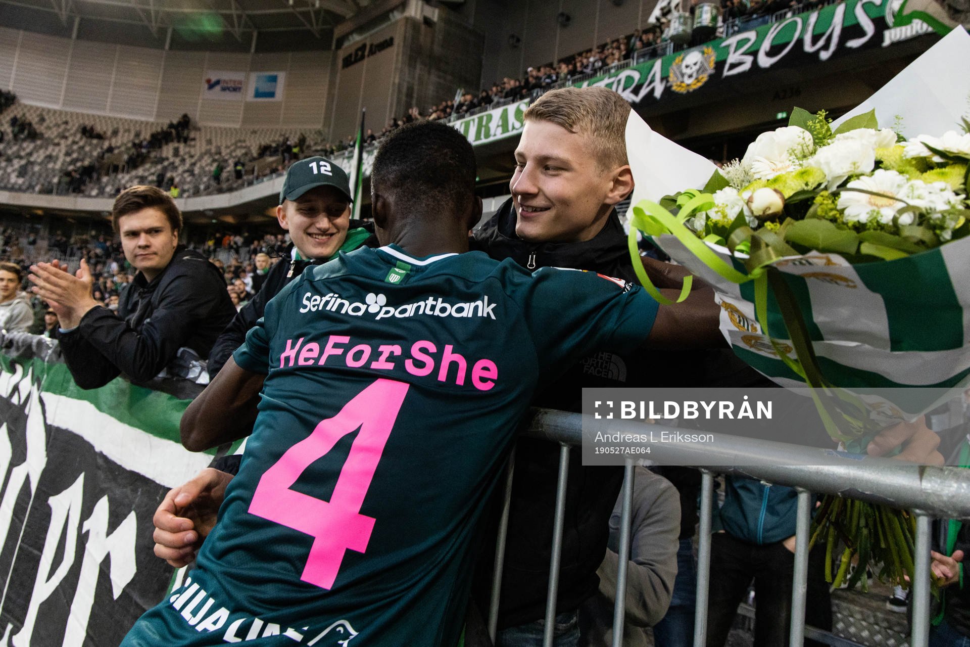 Hammarbys Kossounou Odilon kramar om en supporter