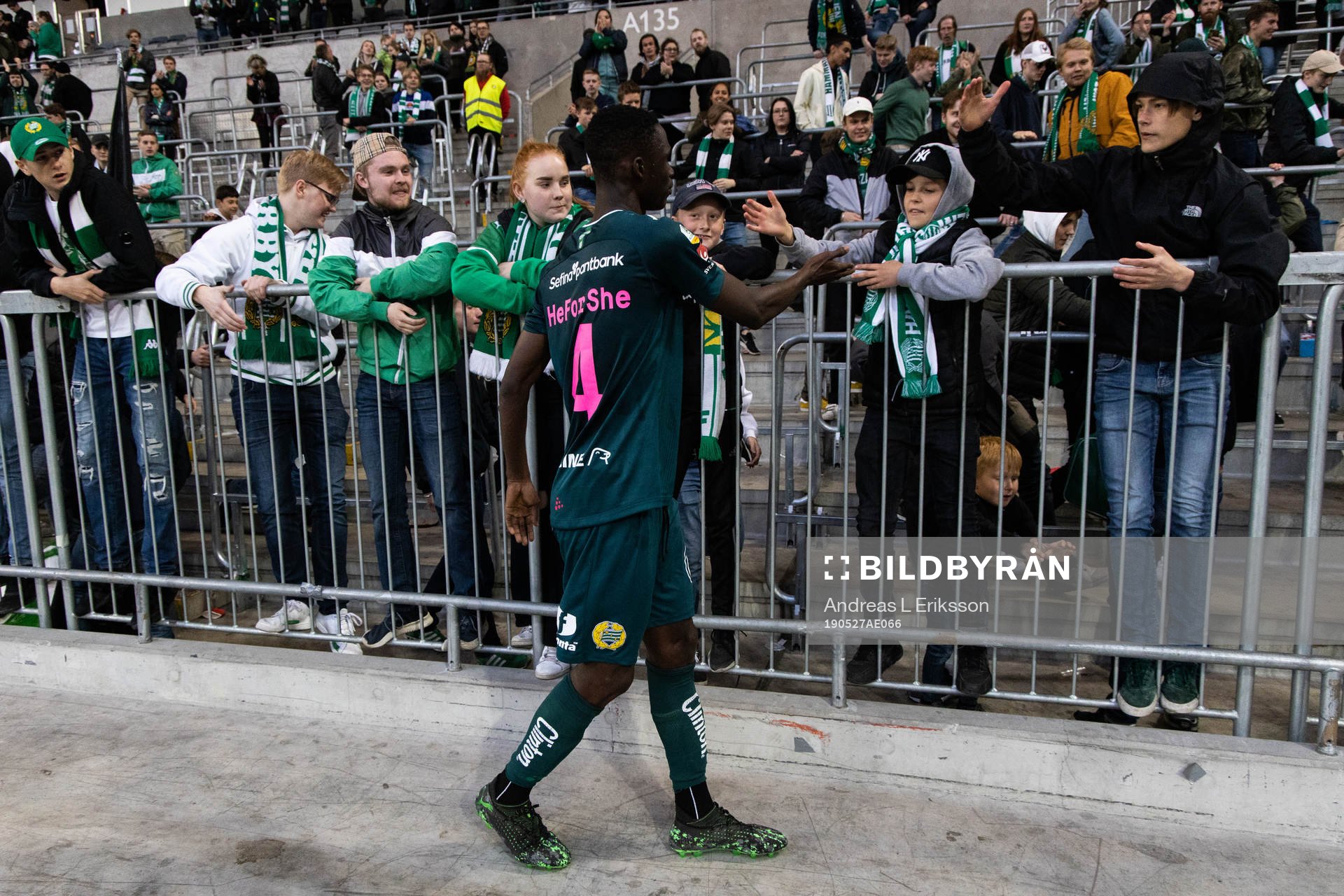 Hammarbys Kossounou Odilon tackar supportrarna