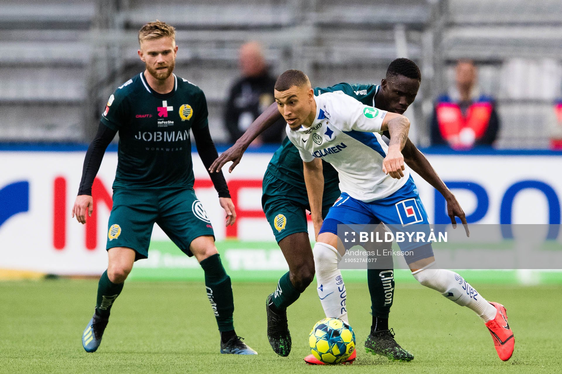 Hammarbys Dennis Widgren och Kossounou Odilon försvarar sig mot IFK Norrköpings Jordan Larsson under fotbollsmatchen i Allsvenskan mellan Hammarby och Norrköping den 27 maj 2019 i Stockholm.