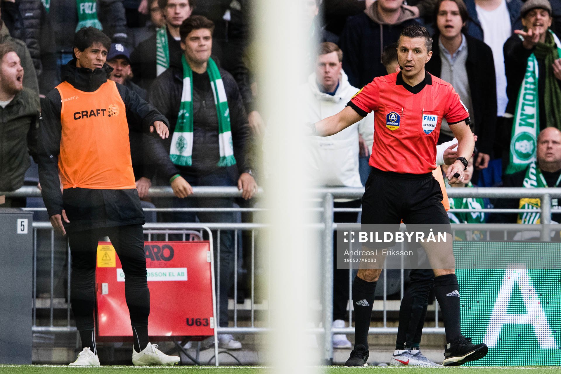 Hammarbys Jean Carlos de Brito får ett gultkort av domare