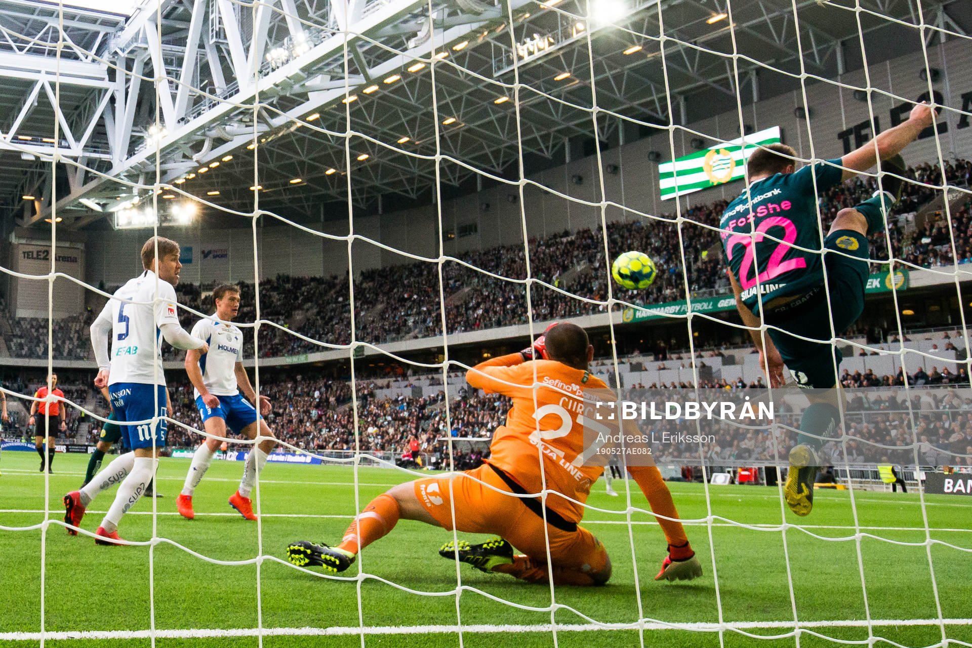 Hammarbys Muamer Tankovic räddar bollen framför målvakt