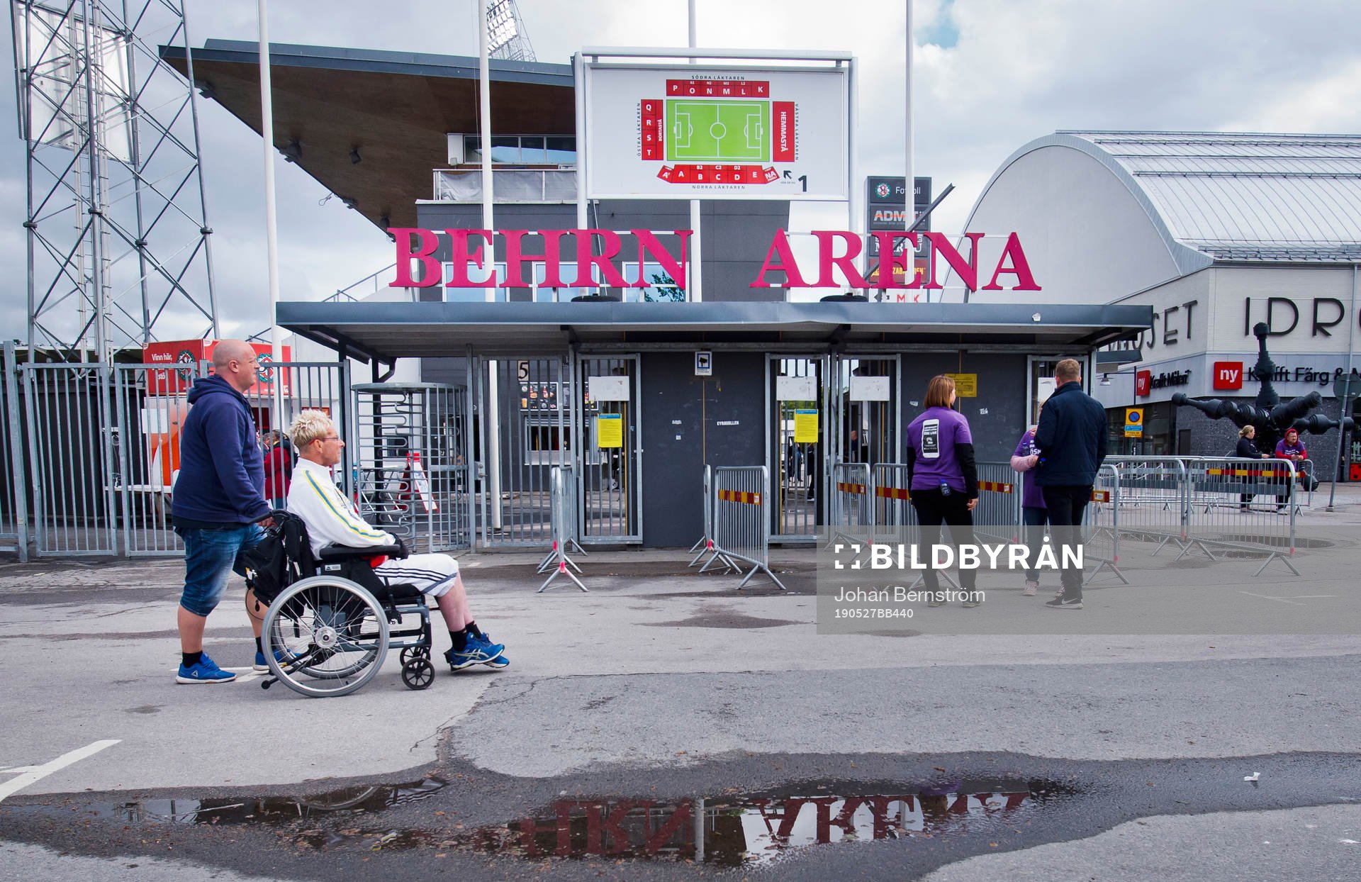 En vattenpöl och entrén till Behrn Arena