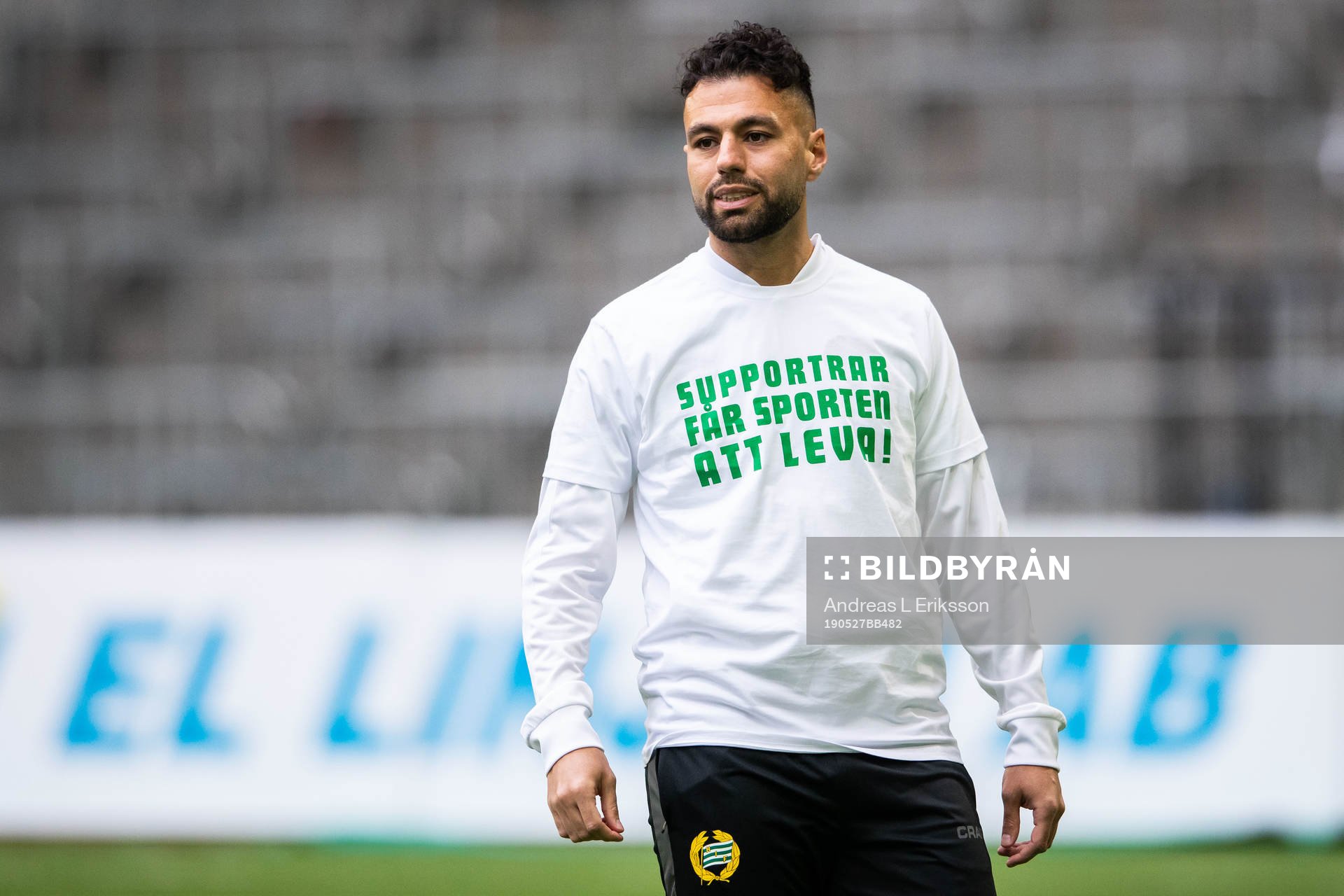 Hammarbys Imad Khalili med en t-shirt med texten