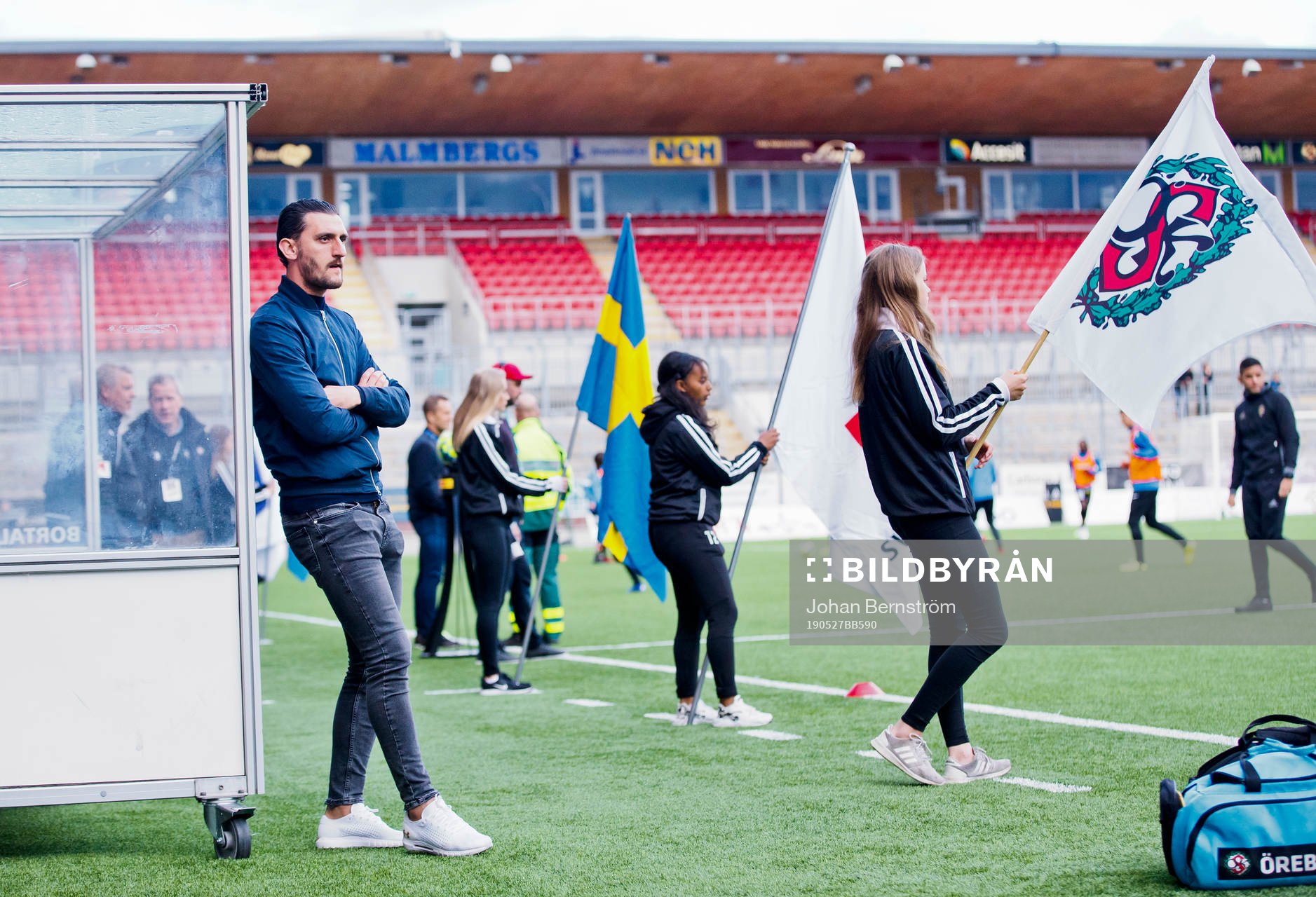 Örebros Agon Mehmeti tittar på när Örebro värmer upp