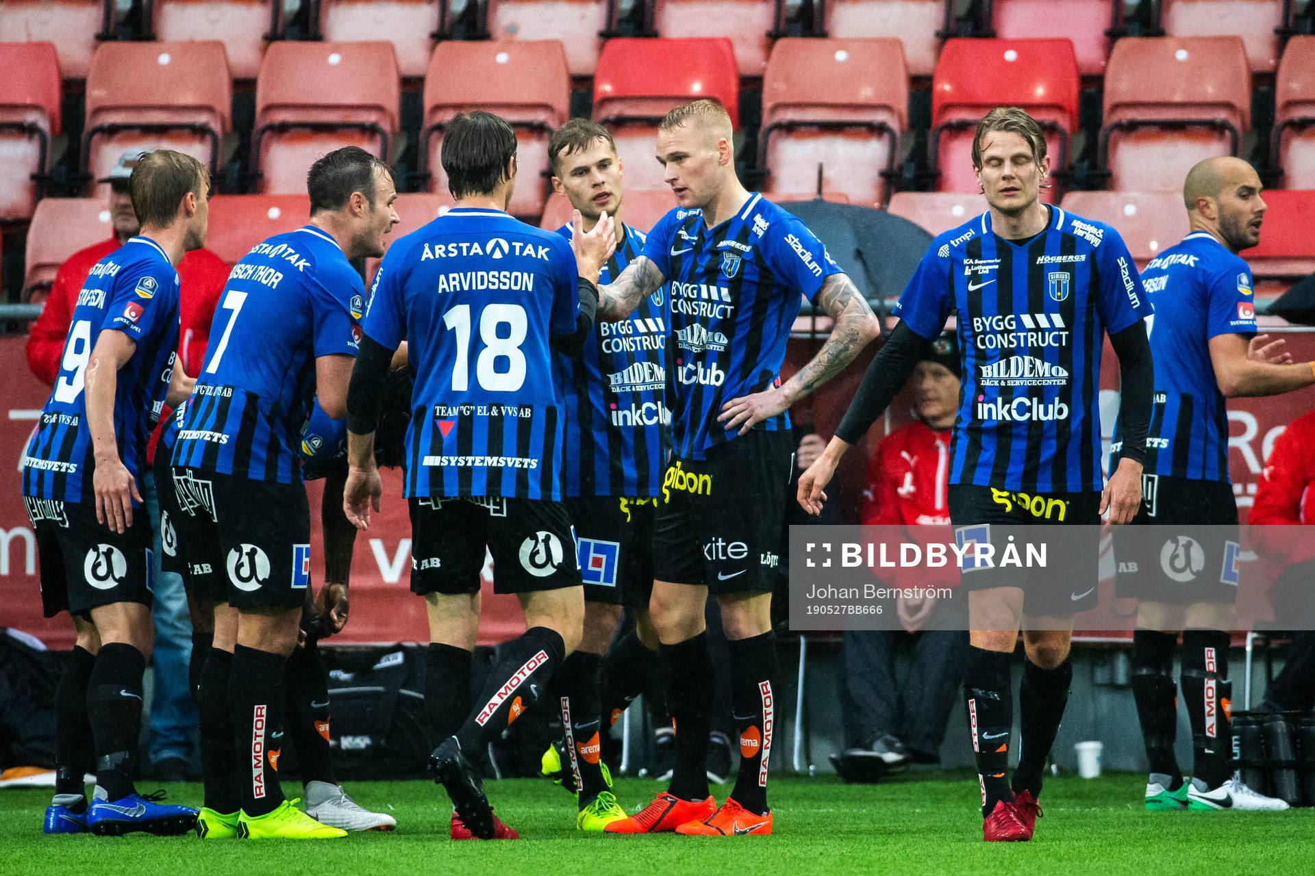 Sirius Adam Ståhl jublar med lagkamrater