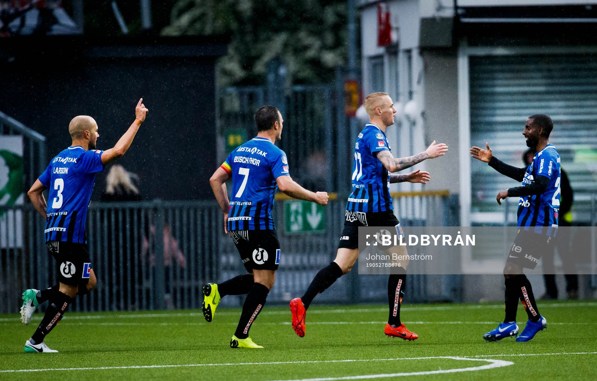 Sirius Adam Ståhl jublar med Mohammed Saeid efter 0-1 under fotbollsmatchen i Allsvenskan mellan Örebro och Sirius den 27 maj 2019 i Örebro.
