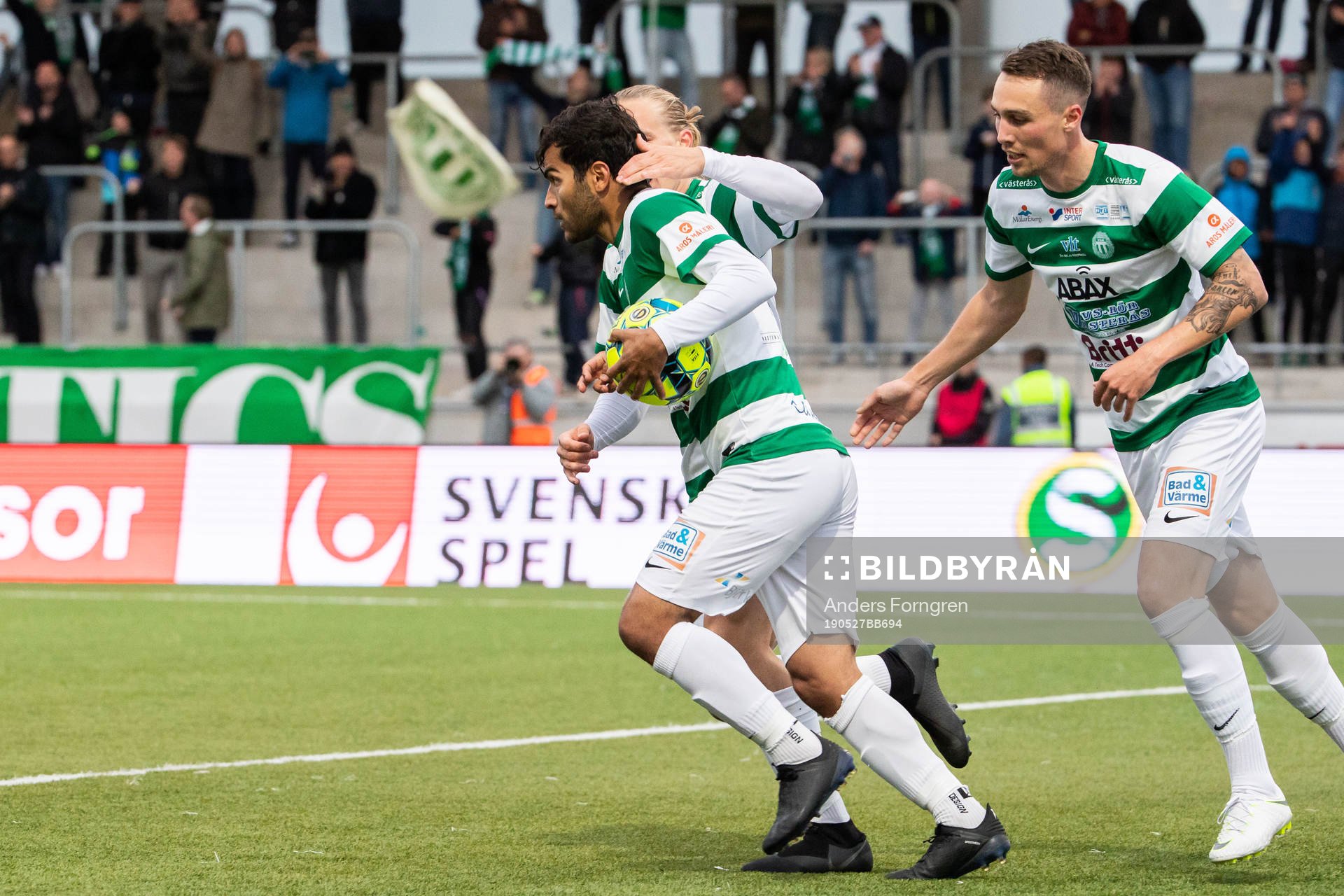 Västerås Karwan Safari jublar med lagkamrater efter 1-1 under fotbollsmatchen i Superettan mellan Västerås och Norrby den 27 maj 2019 i Västerås.