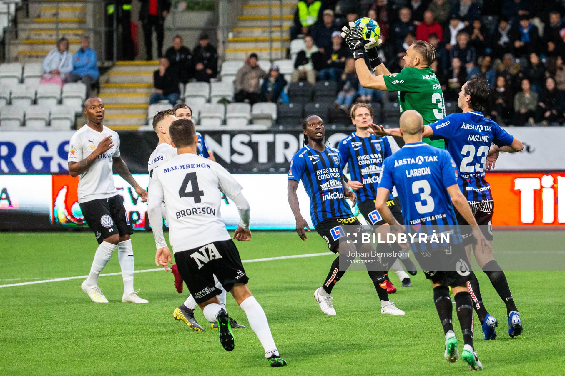 Sirius målvakt John Alvbåge med en räddning