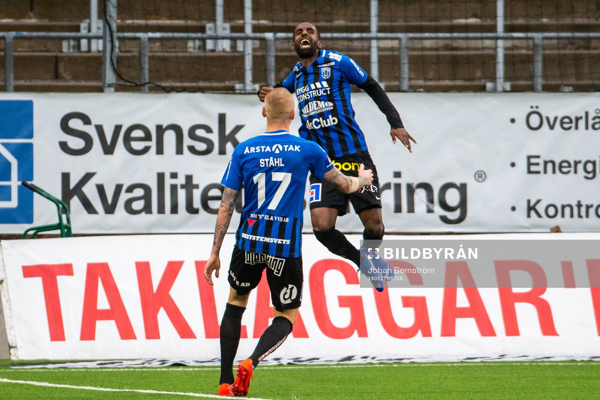 Sirius Adam Ståhl och Mohammed Saeid jublar efter 0-2 under fotbollsmatchen i Allsvenskan mellan Örebro och Sirius den 27 maj 2019 i Örebro.