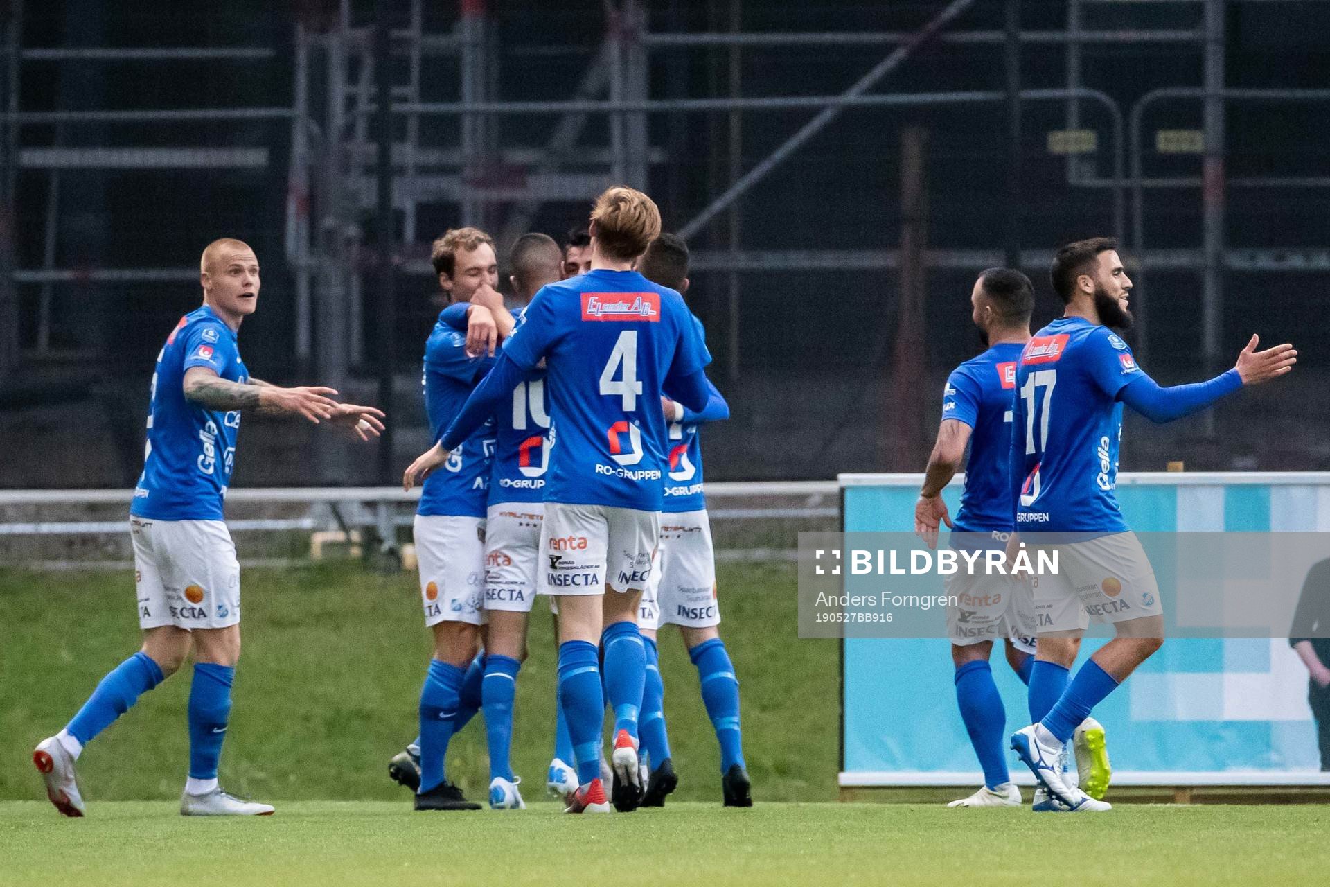 Norrbys Abbas Mohamad jublar med lagkamrater