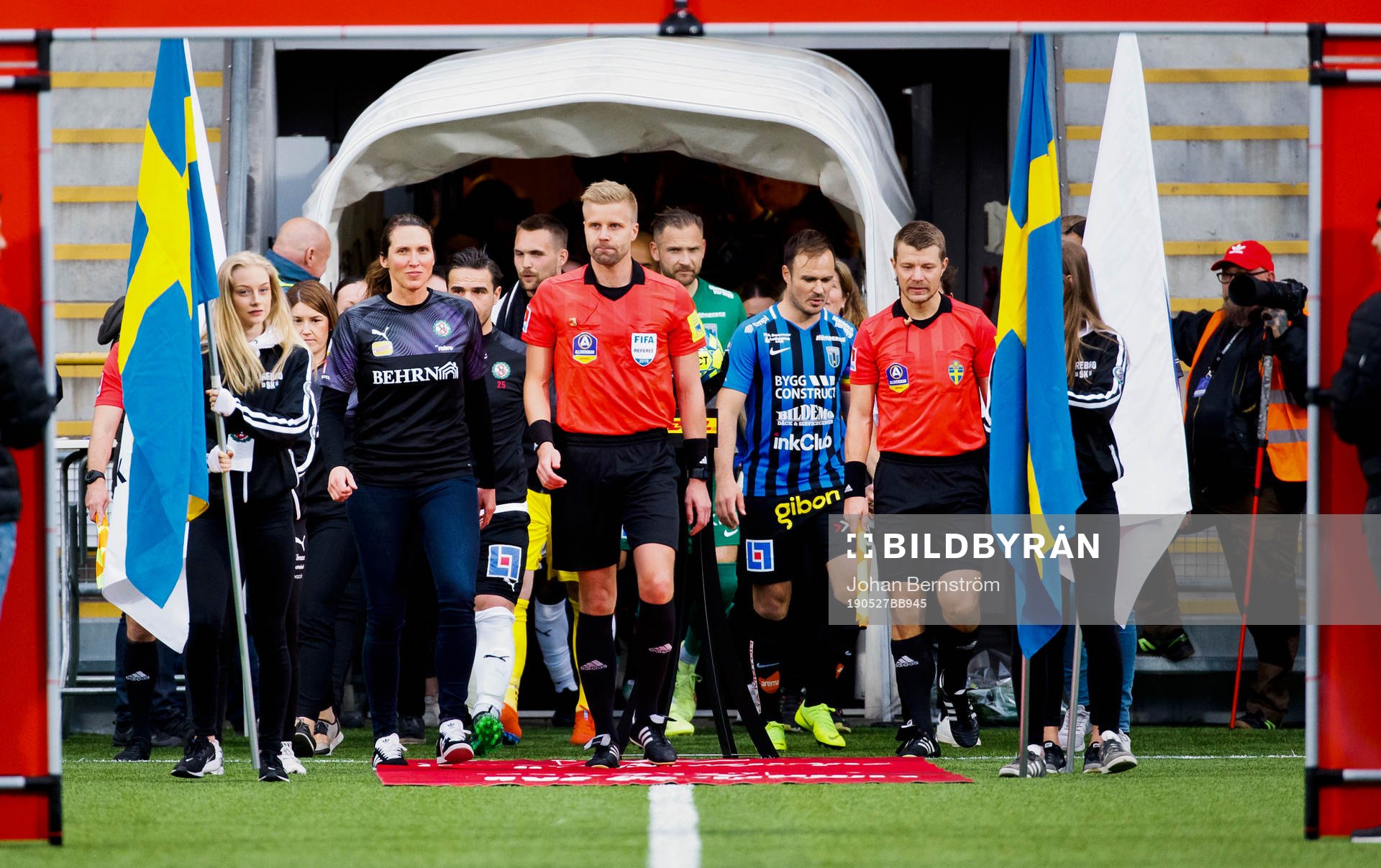 En mamma och domaren Glenn Nyberg vid spelarentrén