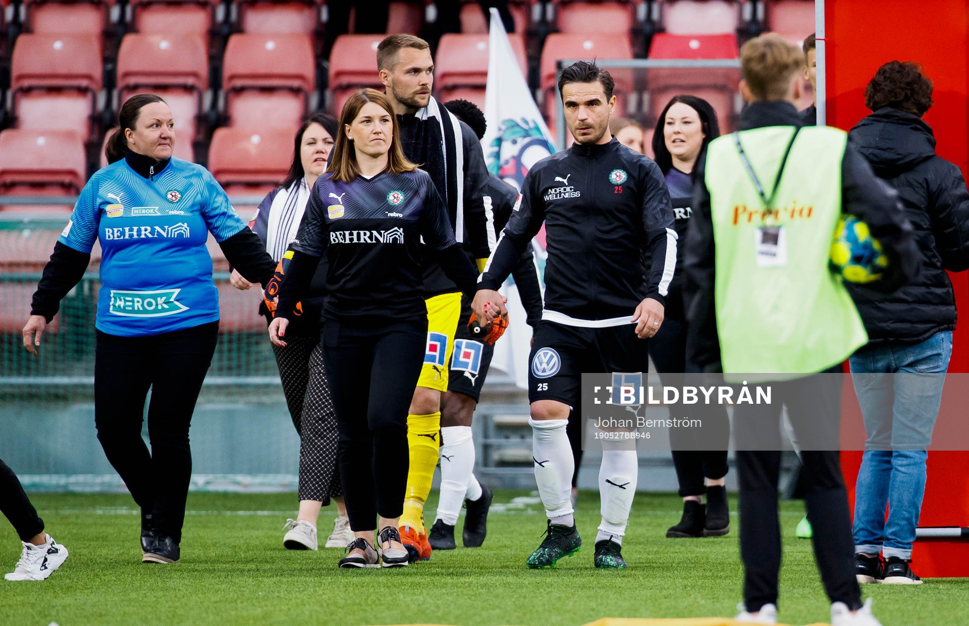 En mamma och Örebros Nordin Gerzic vid spelarentrén