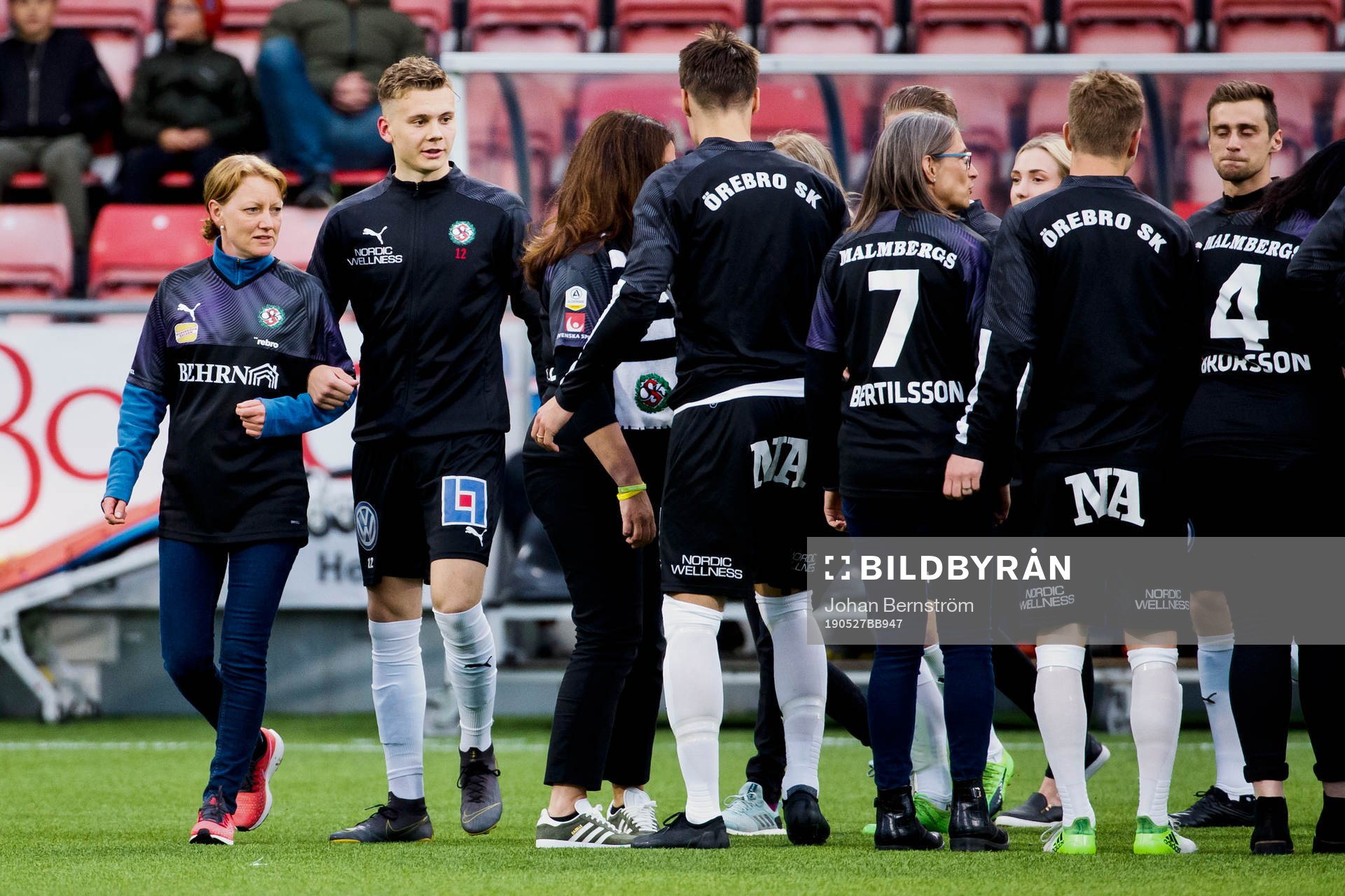 En mamma och Örebros Jake Larsson vid spelarentrén