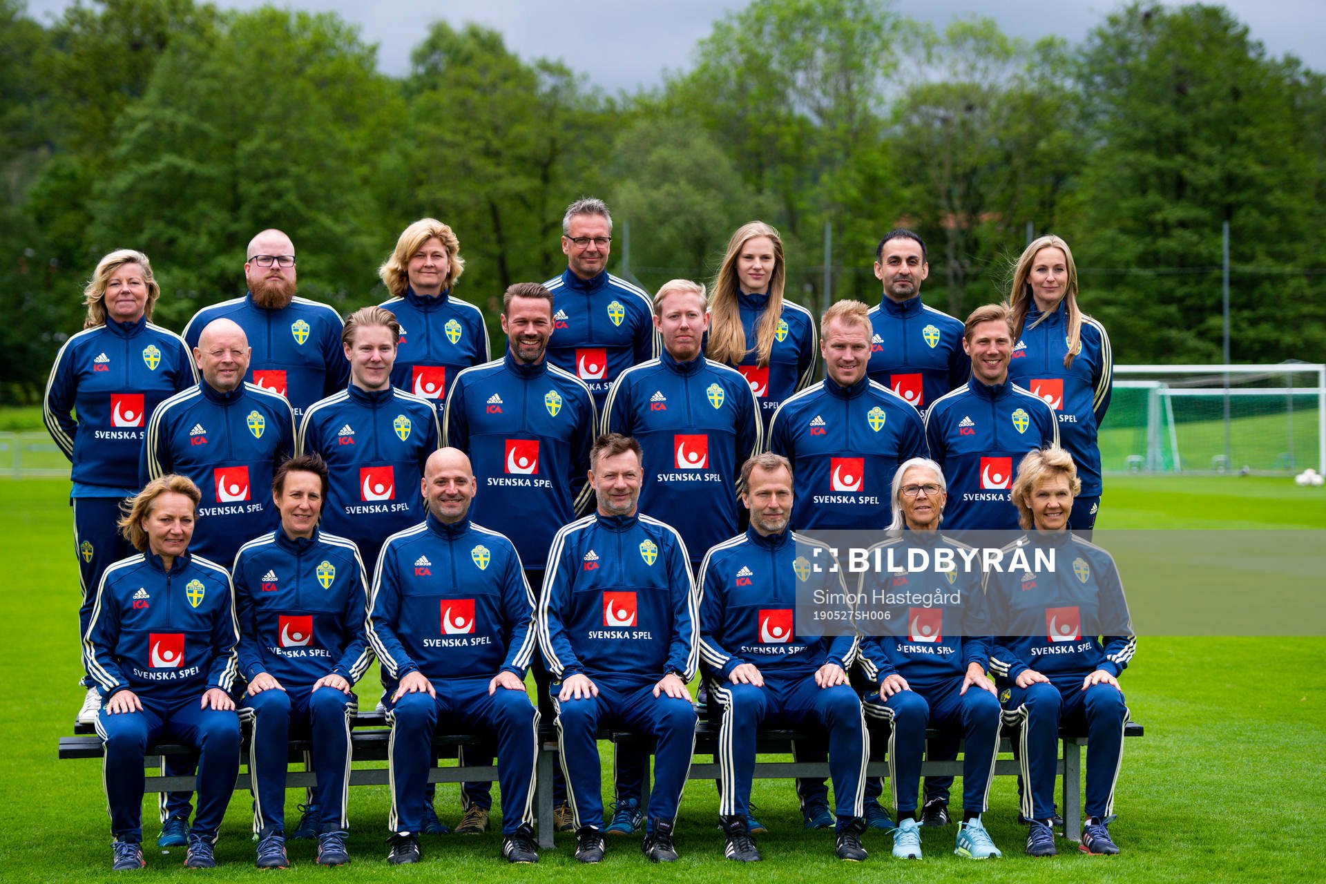 Back row: National team manager Marika Domanski Lyfors, analytic Anders Eriksson, press officer Rebecca Hedin, goalkeeper coach Tomas Håkansson, photographer Anna Moilanen, doctor Ali Kad, coordinator Linn Backe, middle row: Adidas representative Anders Goding, press officer Fredrik Madestam, coordinator Magnus Andersson, analytic Sebastian Borg, Svenska Spel representative Mats Einarsson, sports psychologist Rasmus Wallin Tornberg, front row: physio Annica Näsmark, equipment manager Jessica Karlsson, assistant coach Magnus Wikman, head coach Peter Gerhardsson, physical performance manager Pontus Ekblom, equipment manager Anna-Lena Kjellman, physio Kristina Forsblom poses for a team picture on May 27, 2019 in Båstad.