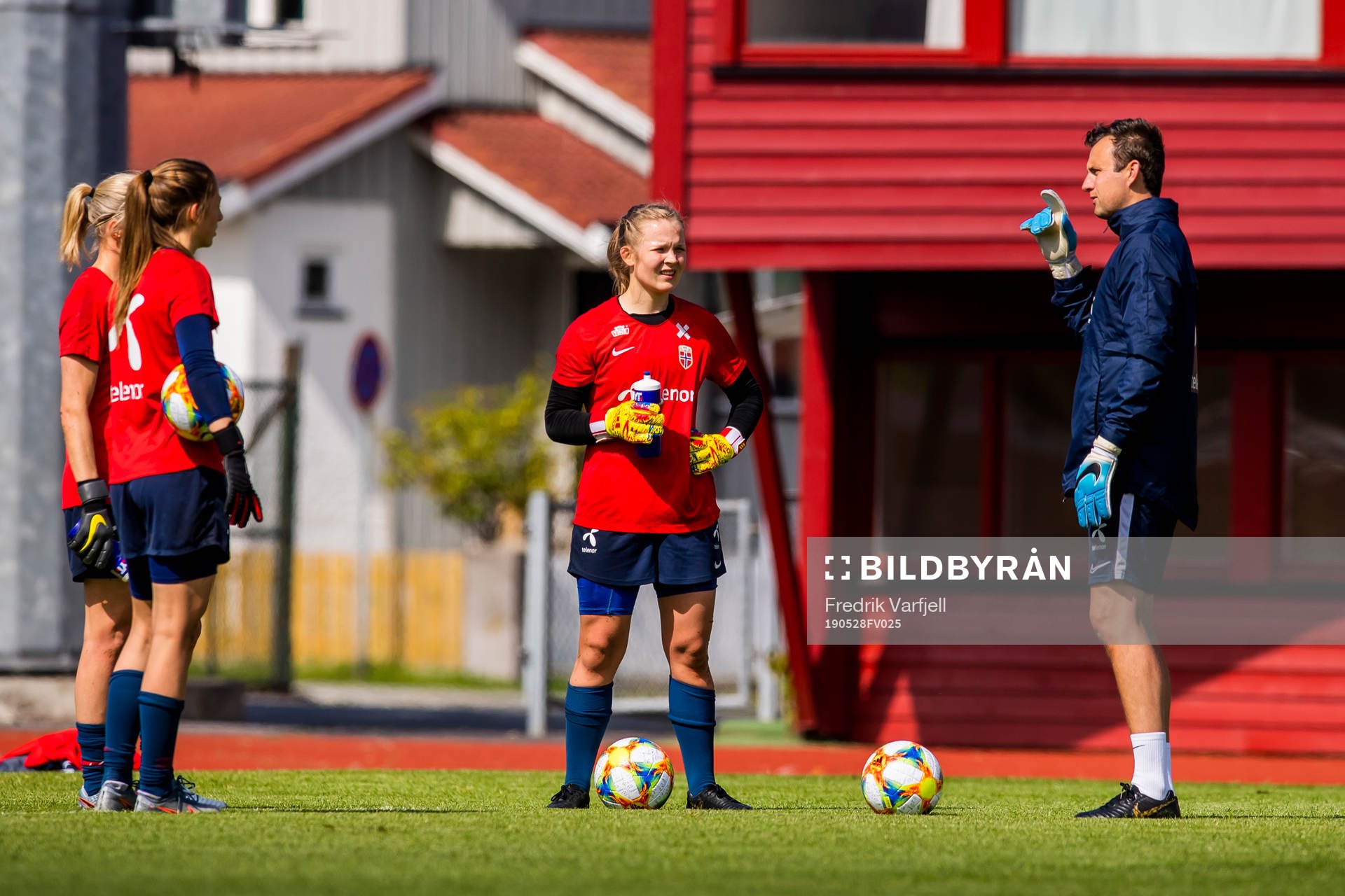 Goalkeeper Ingrid Hjelmseth, goalkeeper Cecilie Hauståker
