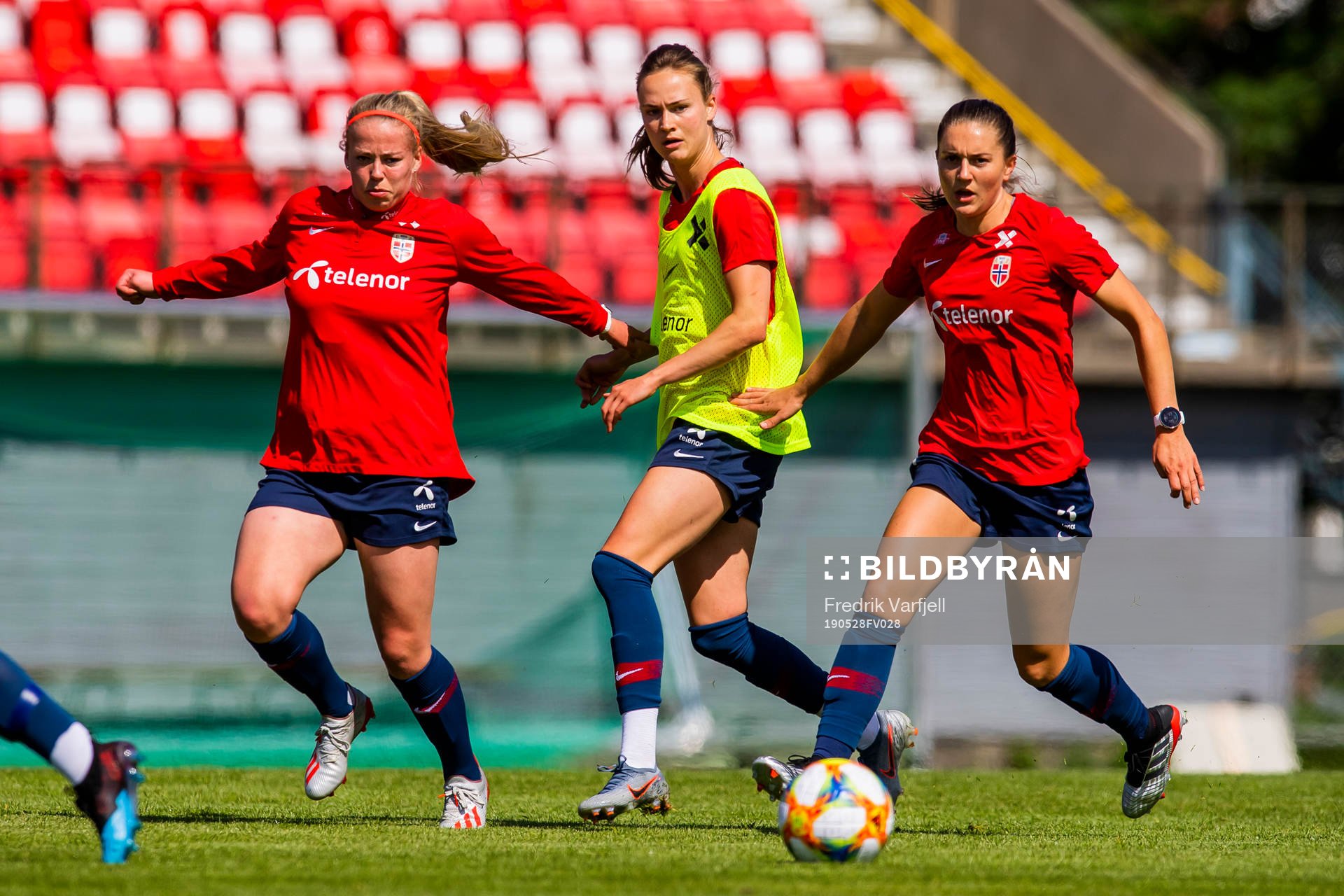 Therese Sessy Åsland, Caroline Graham Hansen and Vilde