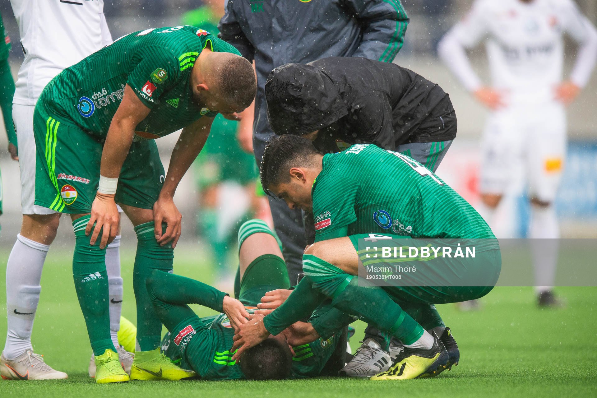 Dalkurds Irfan Jasarevic ses om av lagkamrater