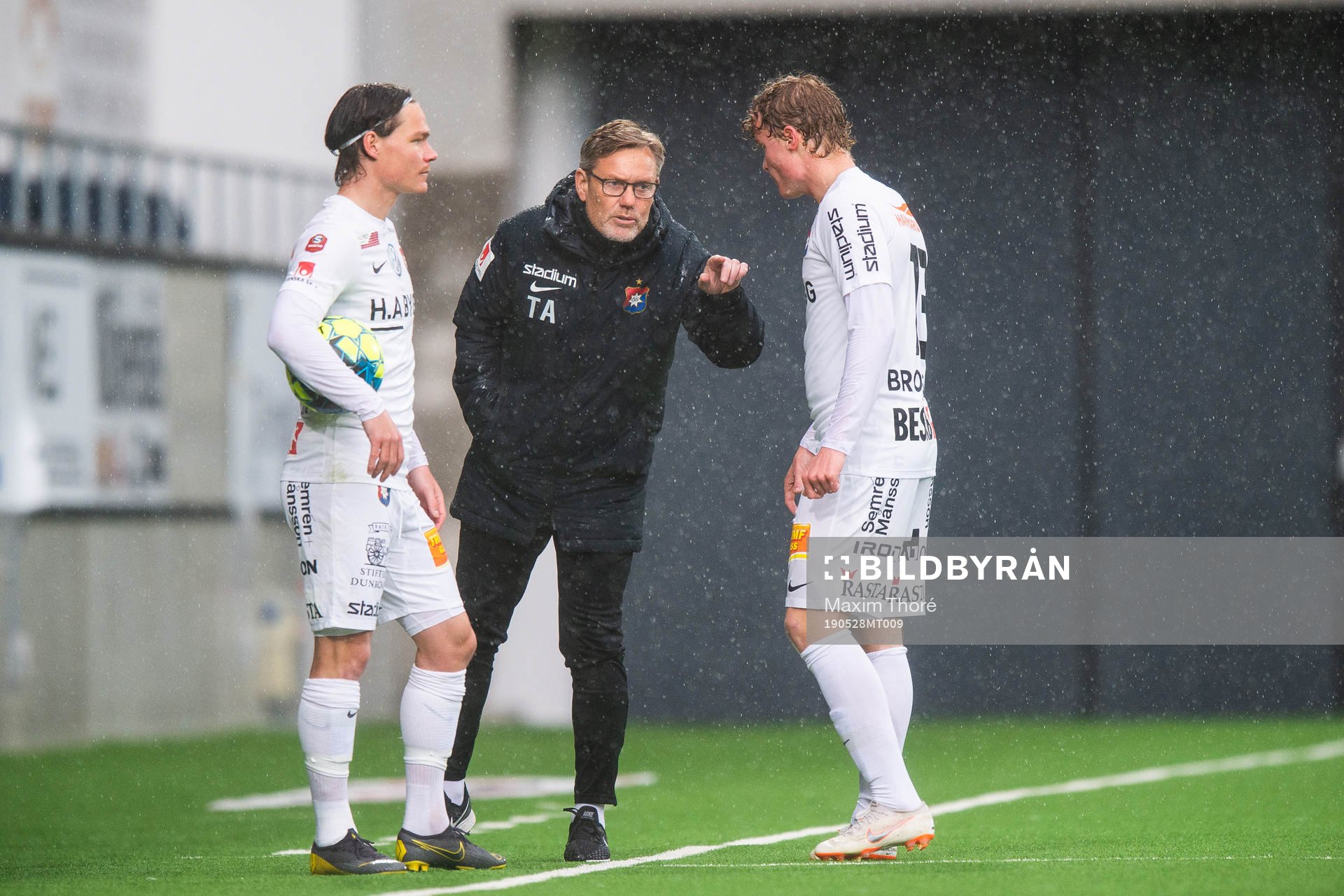 Örgrytes tränare Thomas Askebrand instruerar Filip