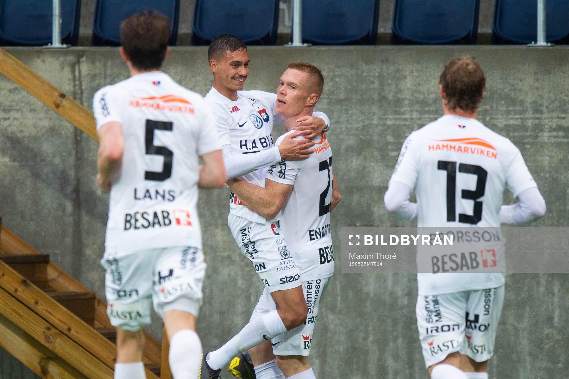 Örgrytes Fredrik Zanjanchi jublar med David Engström