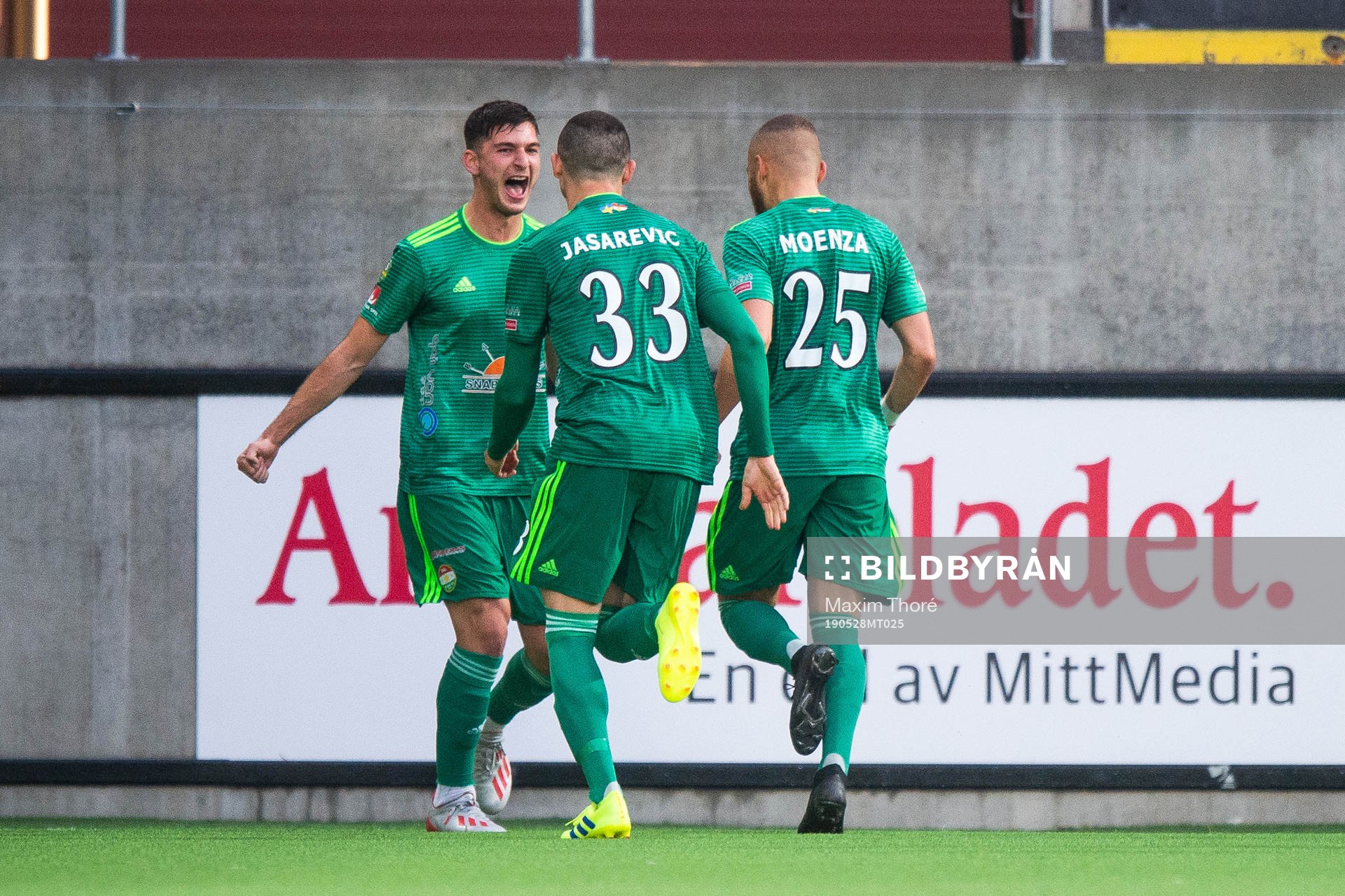 Dalkurds Besard Sabovic jublar med Irfan Jasarevic och
