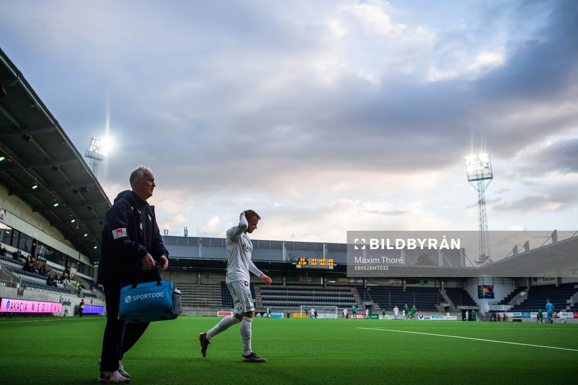 Örgrytes Simon Nilsson lämnar planen