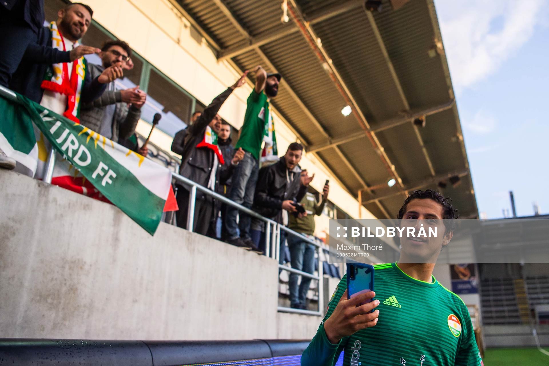 Dalkurds Ahmad Awad jublar med supportrar