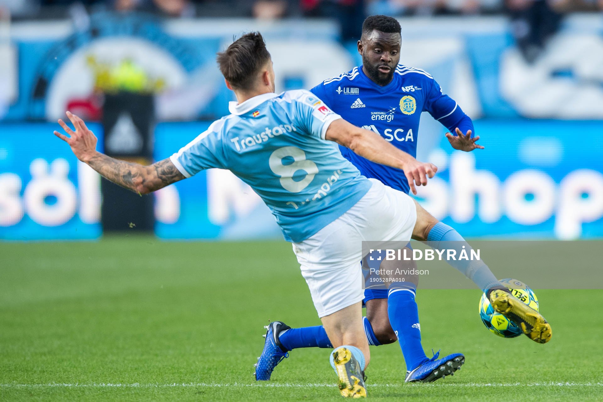 Malmö FFs Arnór Traustason och Sundsvalls Maic Sema i kamp