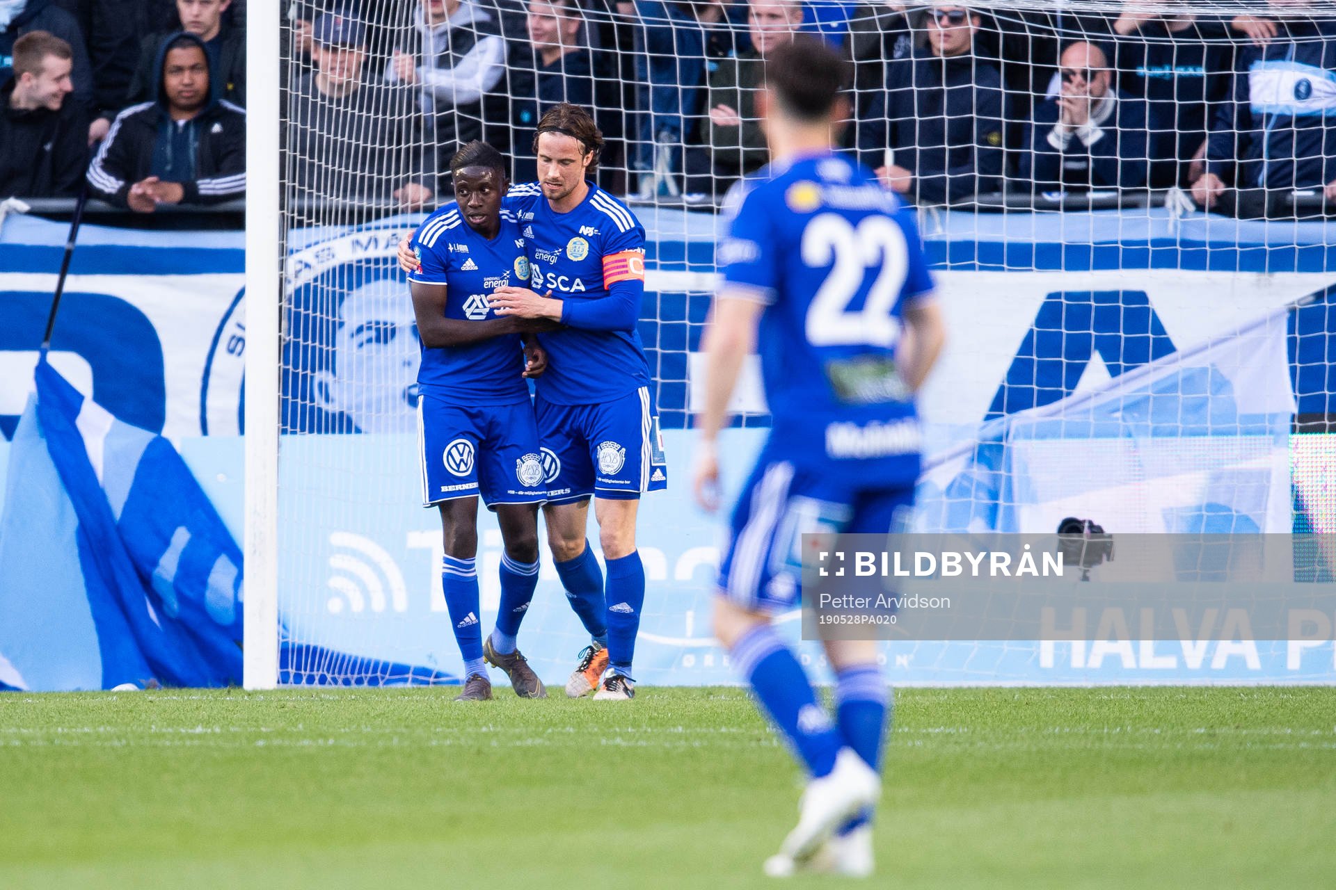 Sundsvalls Pa Konate jublar med Linus Hallenius