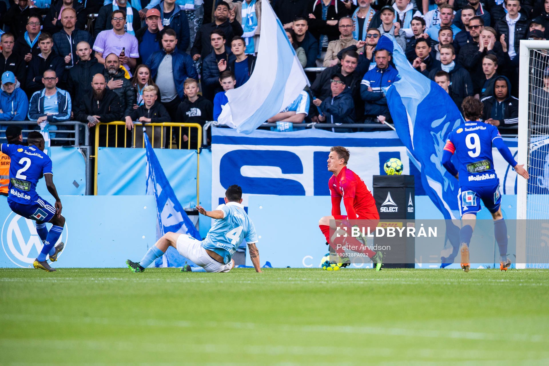 Sundsvalls Pa Konate gör 0-1 bakom Malmö FFs Johan Dahlin