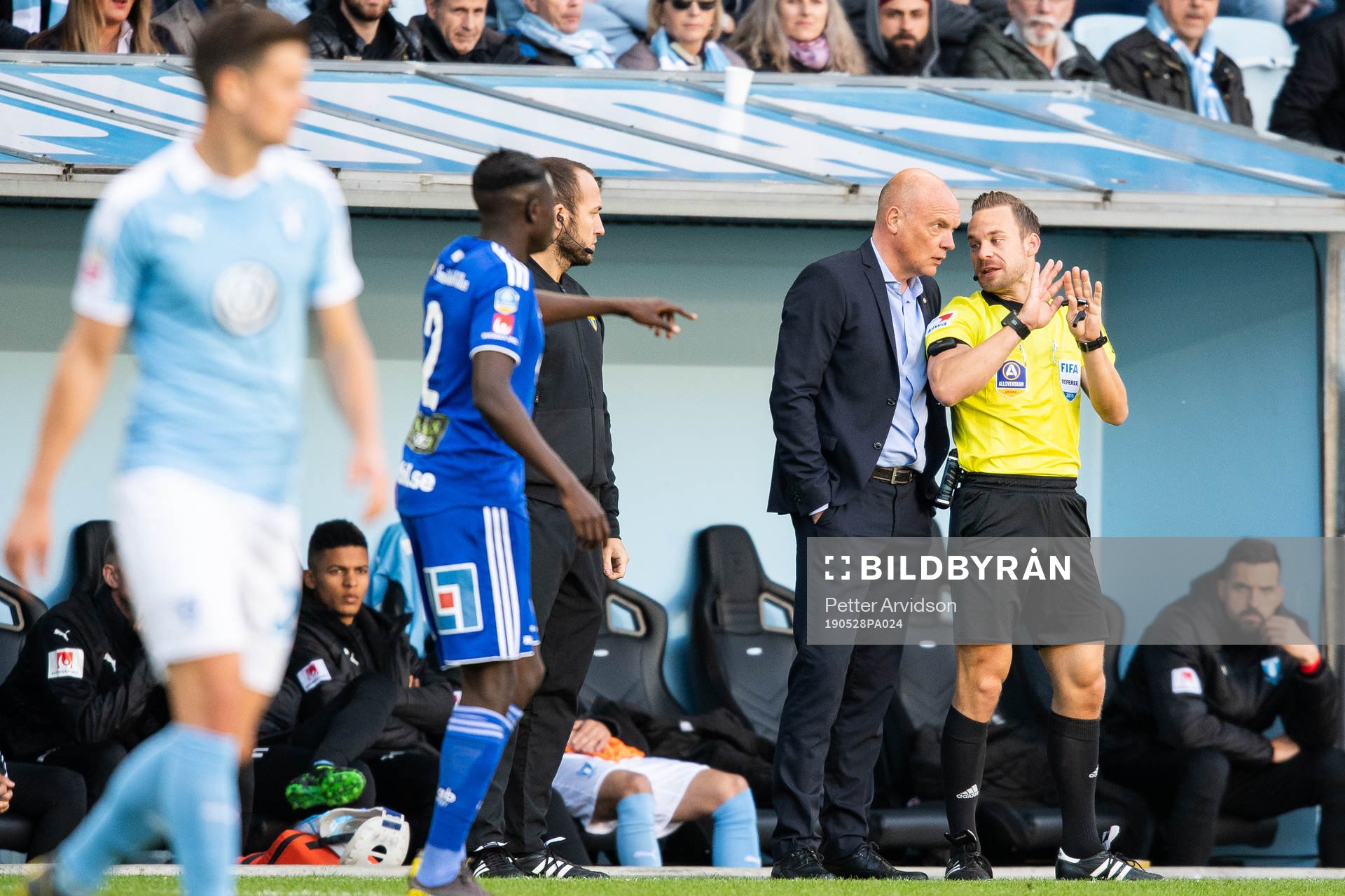 Malmö FFs tränare Uwe Rösler diskuterar med domare