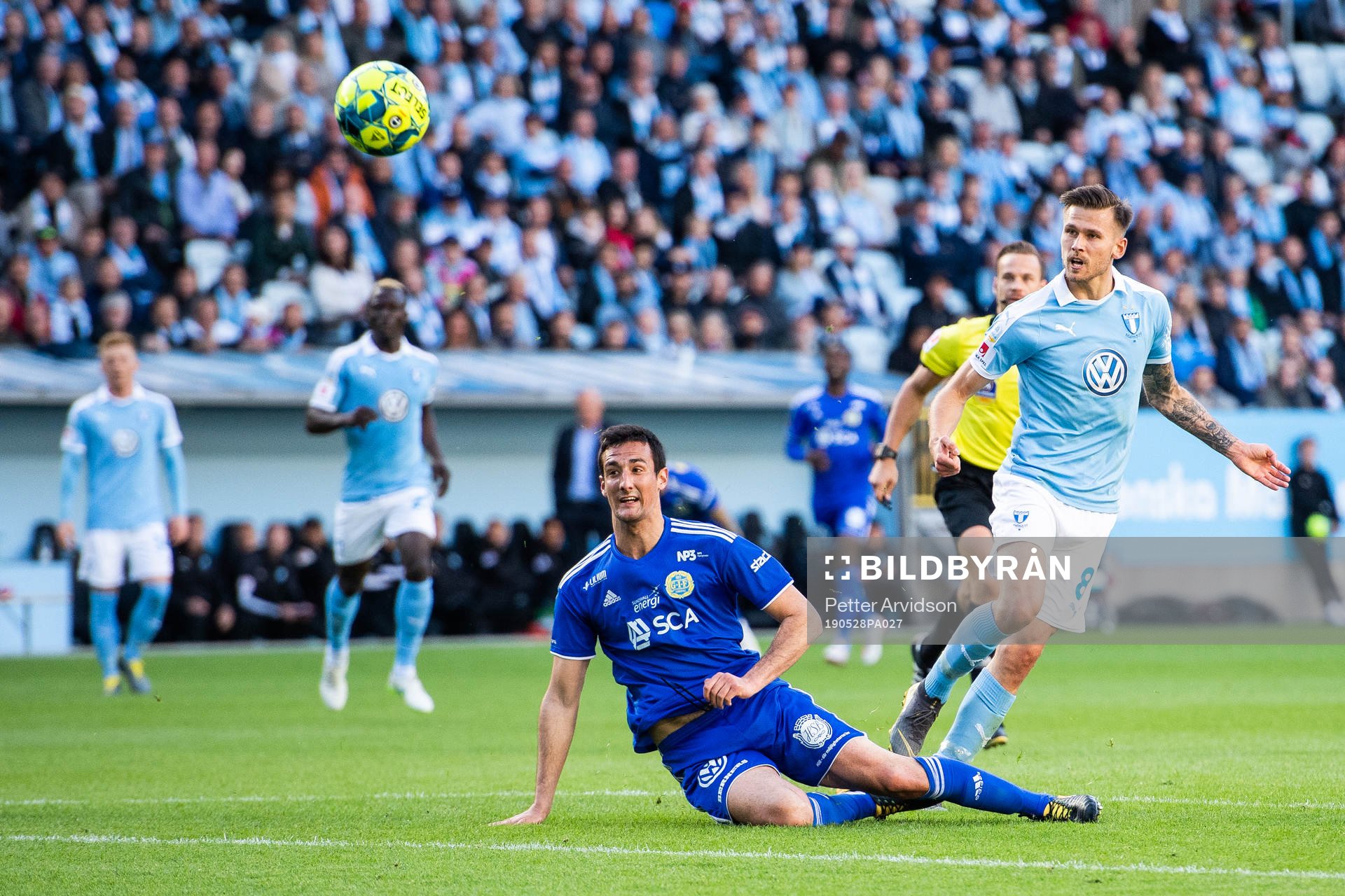 Sundsvalls Pol Moreno Sanchez försvarar mot Malmö FFs