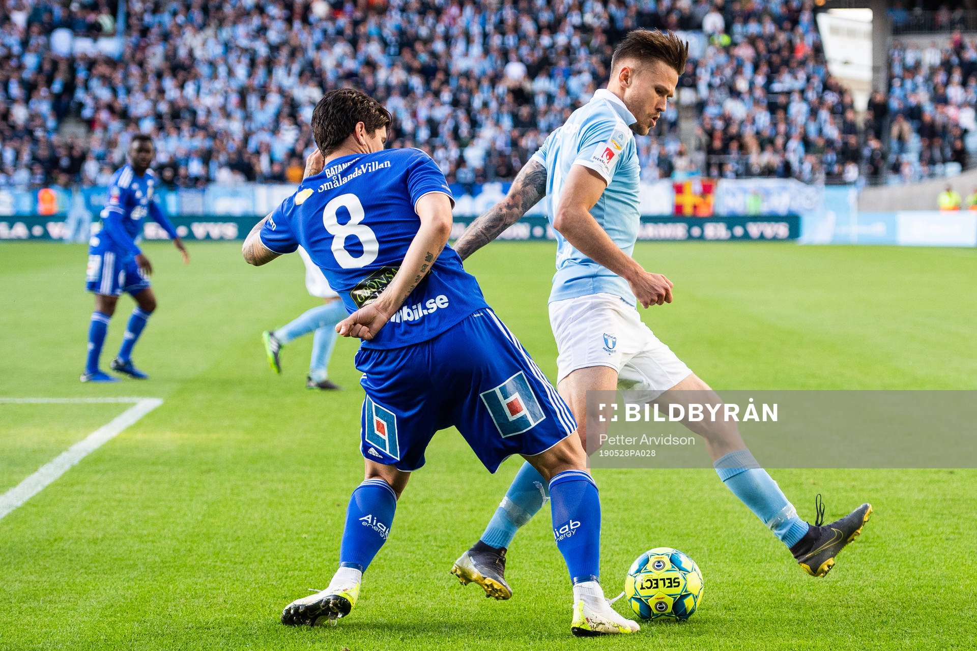 Sundsvalls David Batanero och Malmö FFs Arnór Traustason under fotbollsmatchen i Allsvenskan mellan Malmö FF och GIF Sundsvall den 28 maj 2019 i Malmö.