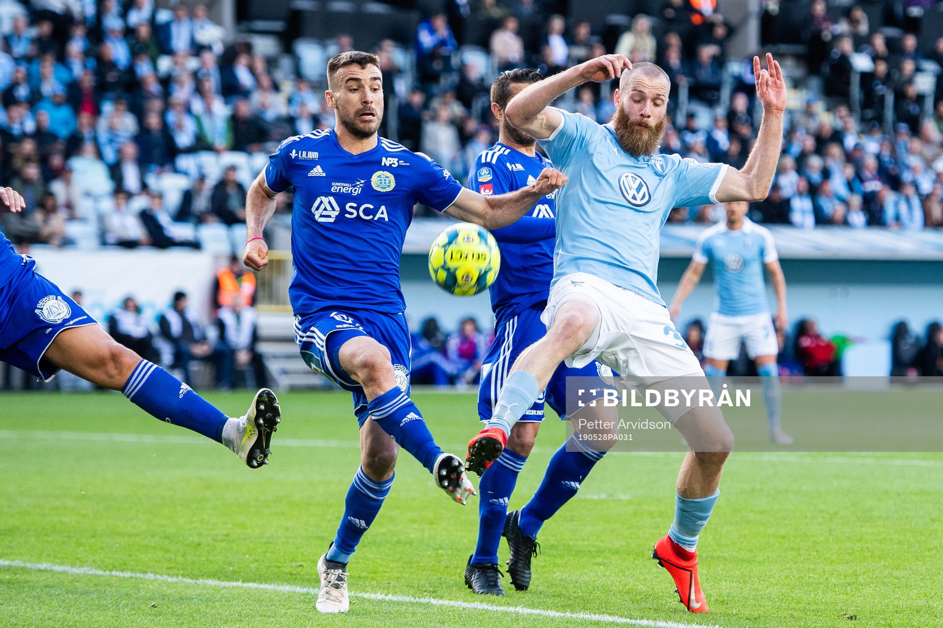 Sundsvalls Juan Jose Ciercoles Sagra och Malmö FFs Jo Inge