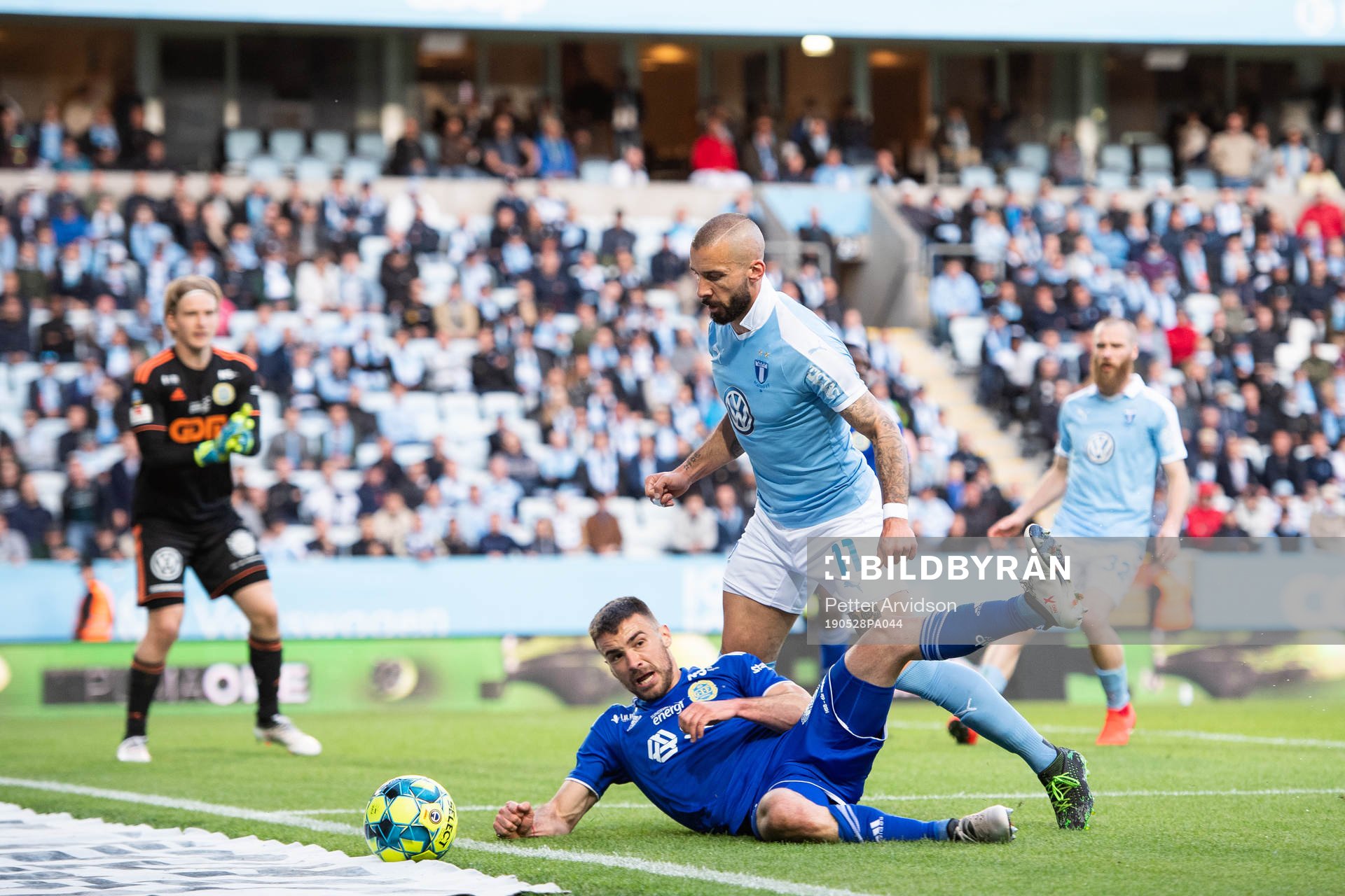 Malmö FFs Guillermo Molins och Sundsvalls Carlos Gracia i kamp om bollen under fotbollsmatchen i Allsvenskan mellan Malmö FF och GIF Sundsvall den 28 maj 2019 i Malmö.