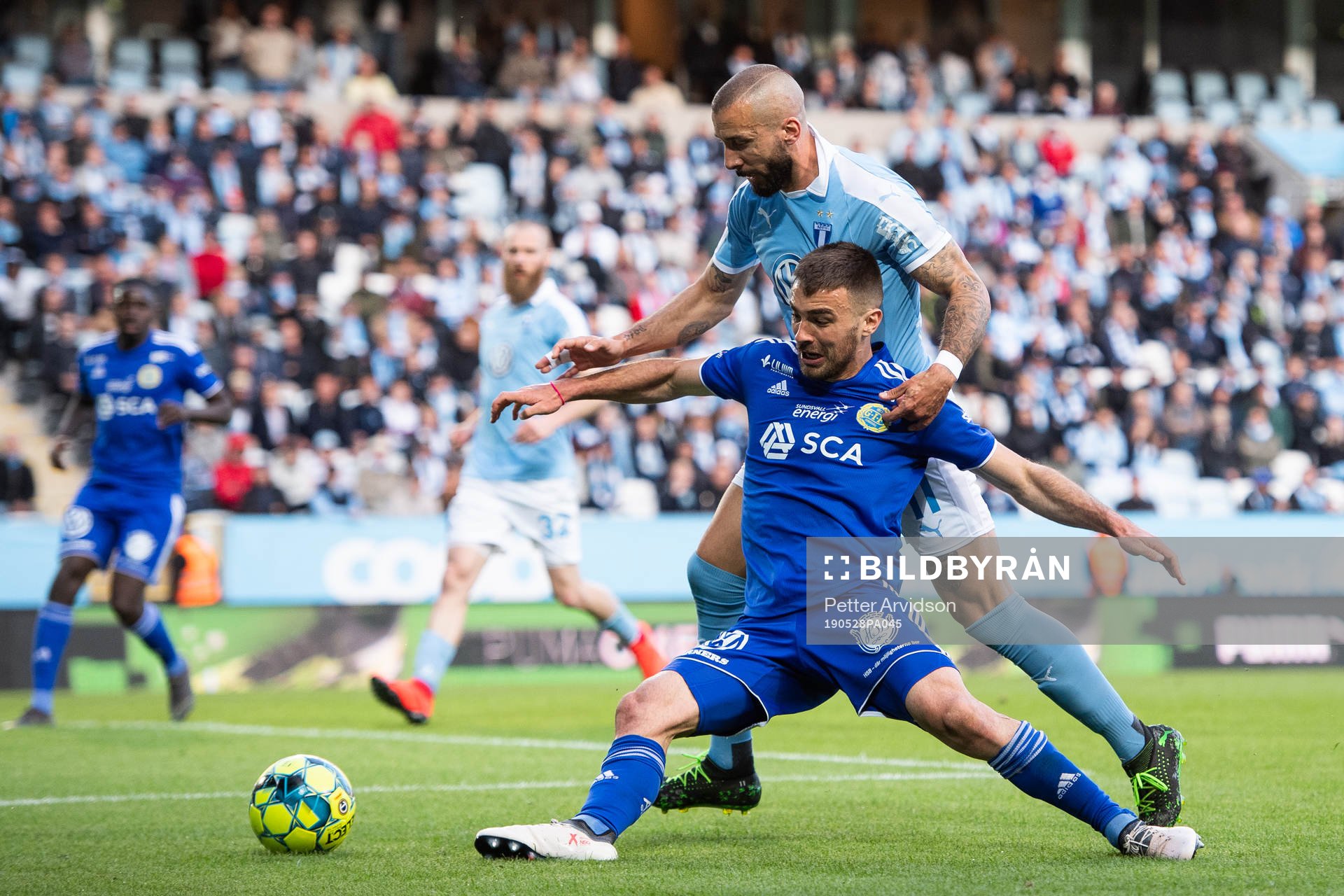 Malmö FFs Guillermo Molins och Sundsvalls Carlos Gracia i