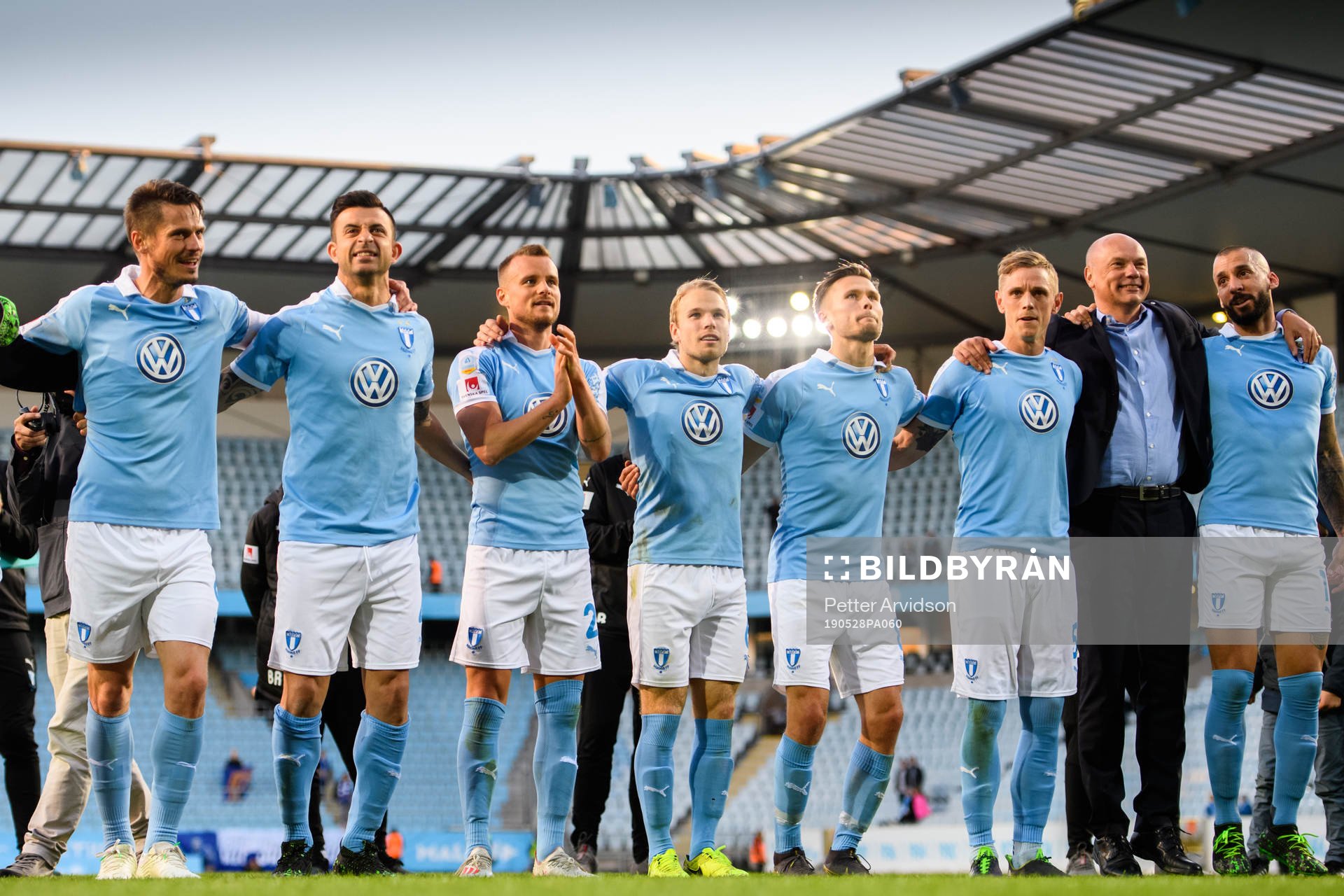 Malmö FFs Markus Rosenberg, Behrang Safari, Eric Larsson, Oscar Lewicki, Arnór Traustason, Sören Rieks, tränare Uwe Rösler och Guillermo Molins jublar efter fotbollsmatchen i Allsvenskan mellan Malmö FF och GIF Sundsvall den 28 maj 2019 i Malmö.